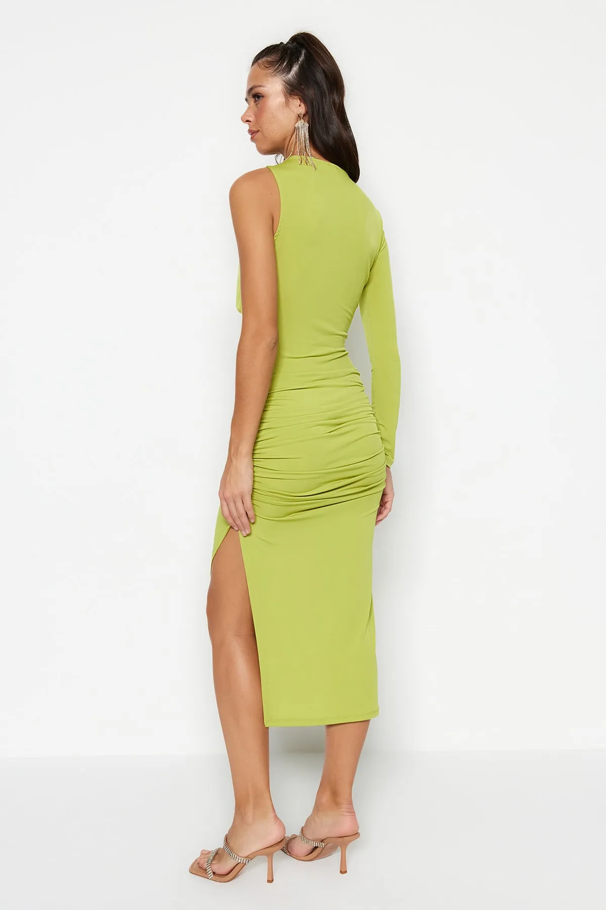Trendyol Collection  Grünes, tailliertes, elegantes Abendkleid mit Fensterausschnitt und Ausschnitten TPRSS23EL00419