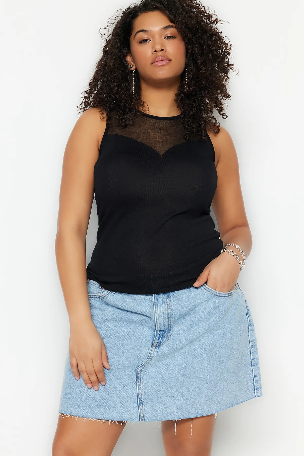 Trendyol Curve  Schwarze, figurbetonte dünne Strickbluse mit transparenten Details TBSSS23AF00046