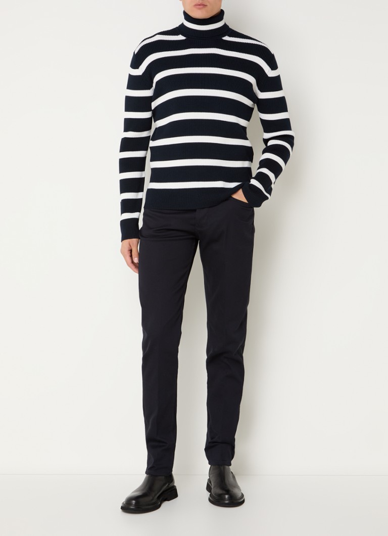 Pulover delicat cu dungi de la Emporio Armani, confecționat dintr-un amestec de lână virgină.