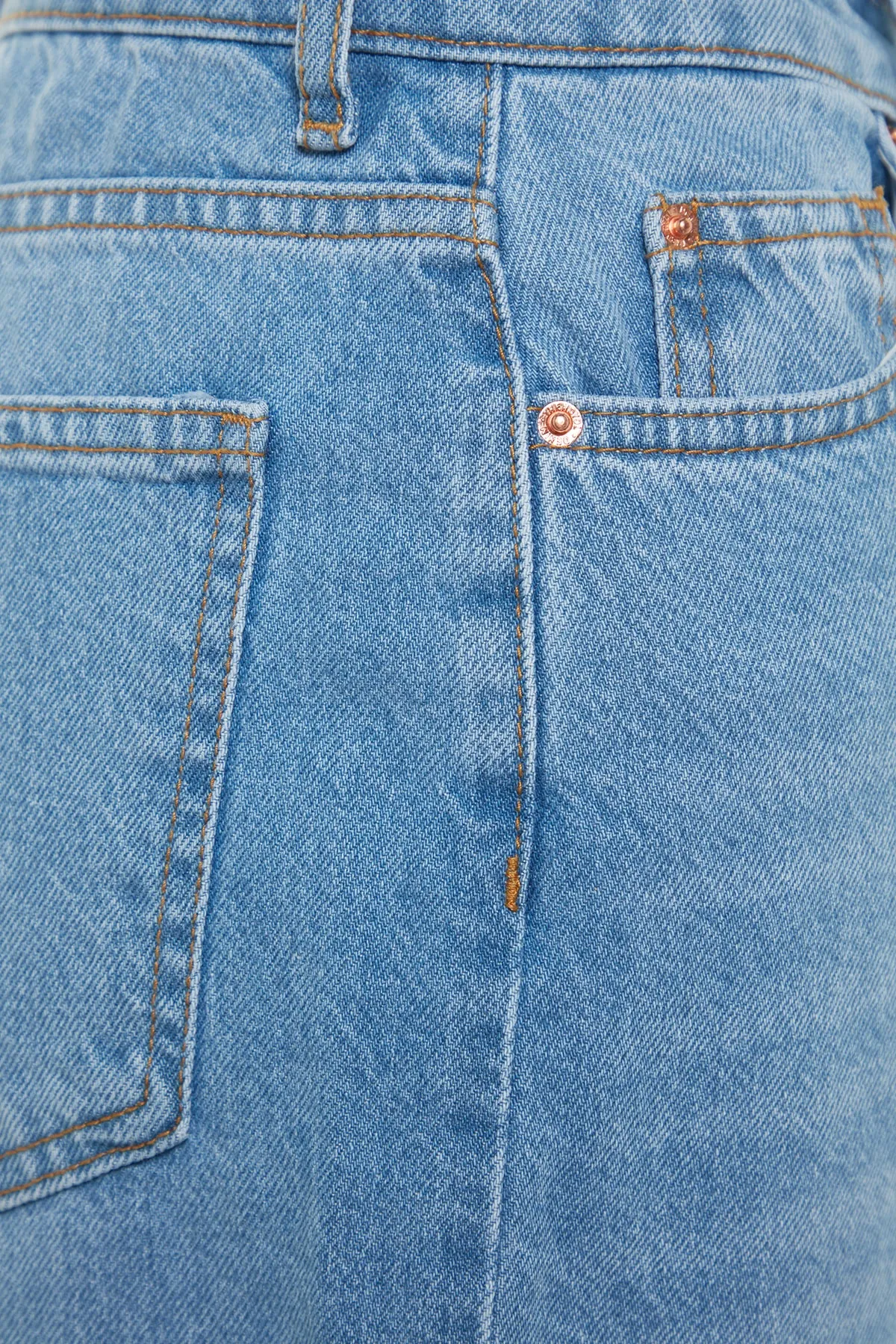 Trendyol Collection  Hellblaue Mom-Jeans mit hoher Taille TWOSS23JE00067