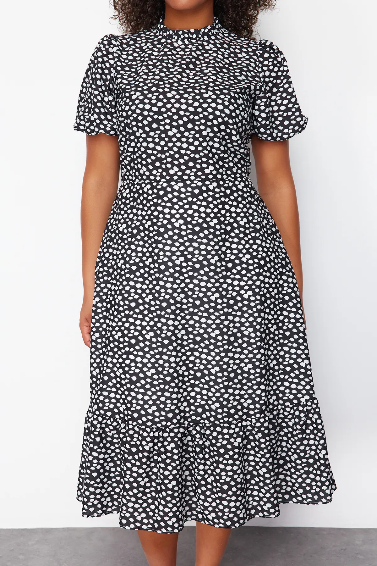 Trendyol Curve  Schwarzes gewebtes Kleid mit Stehkragen und Tiermuster TBBSS24AH00135