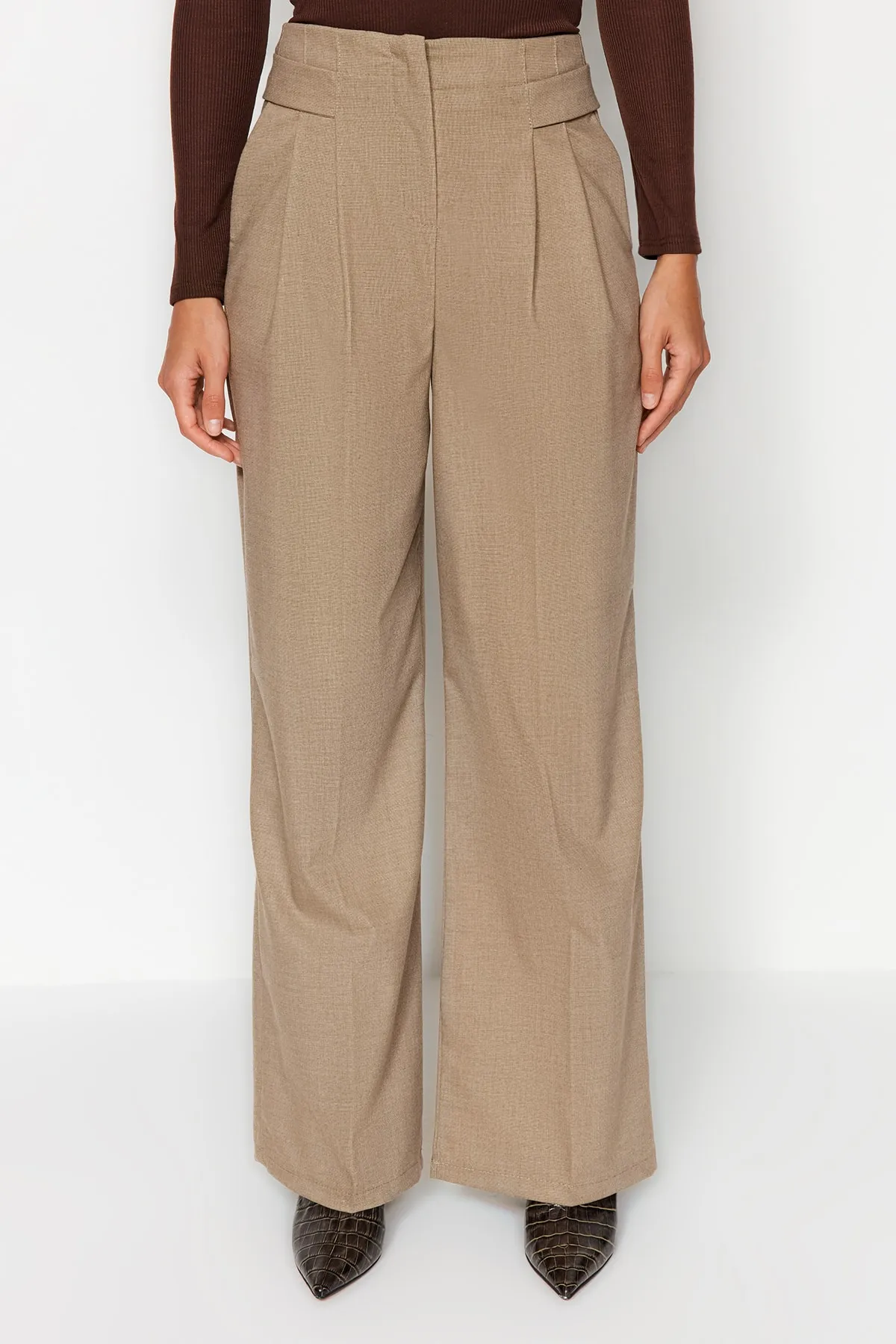 Trendyol Collection  Beige gewebte Hose mit weitem Bein TWOAW24PL00129