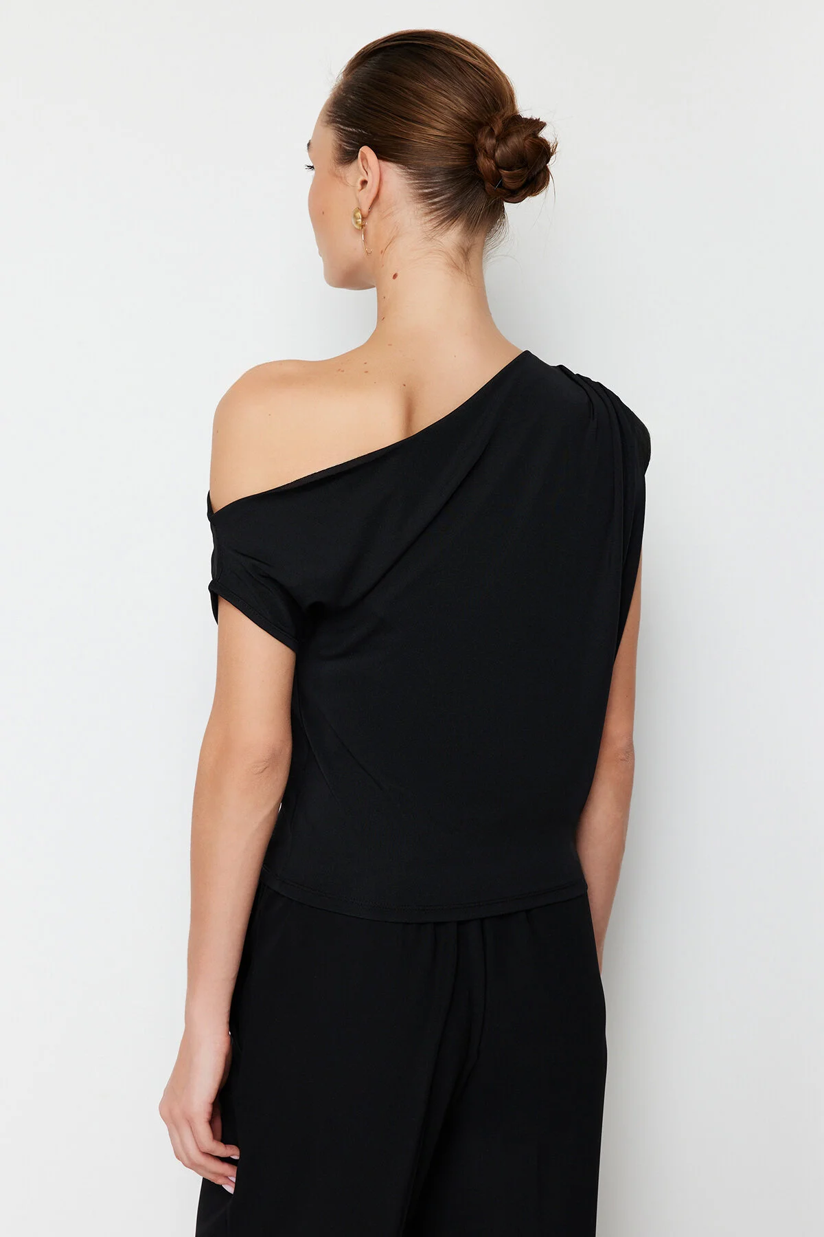 Trendyol Collection  Schwarze, ärmellose Stretch-Strickbluse mit asymmetrischem Kragen und normaler Passform TWOSS24BZ00396