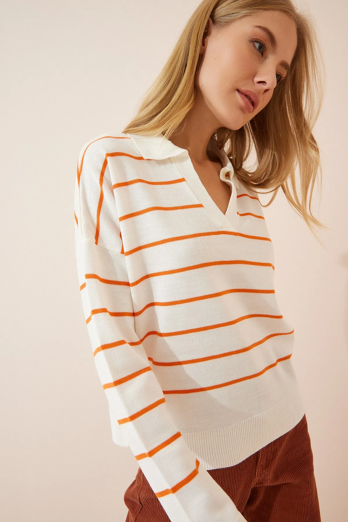 Happiness İstanbul  Orangefarbener, ecrufarbener, gestreifter Polokragen-Strickpullover für Damen BV00012