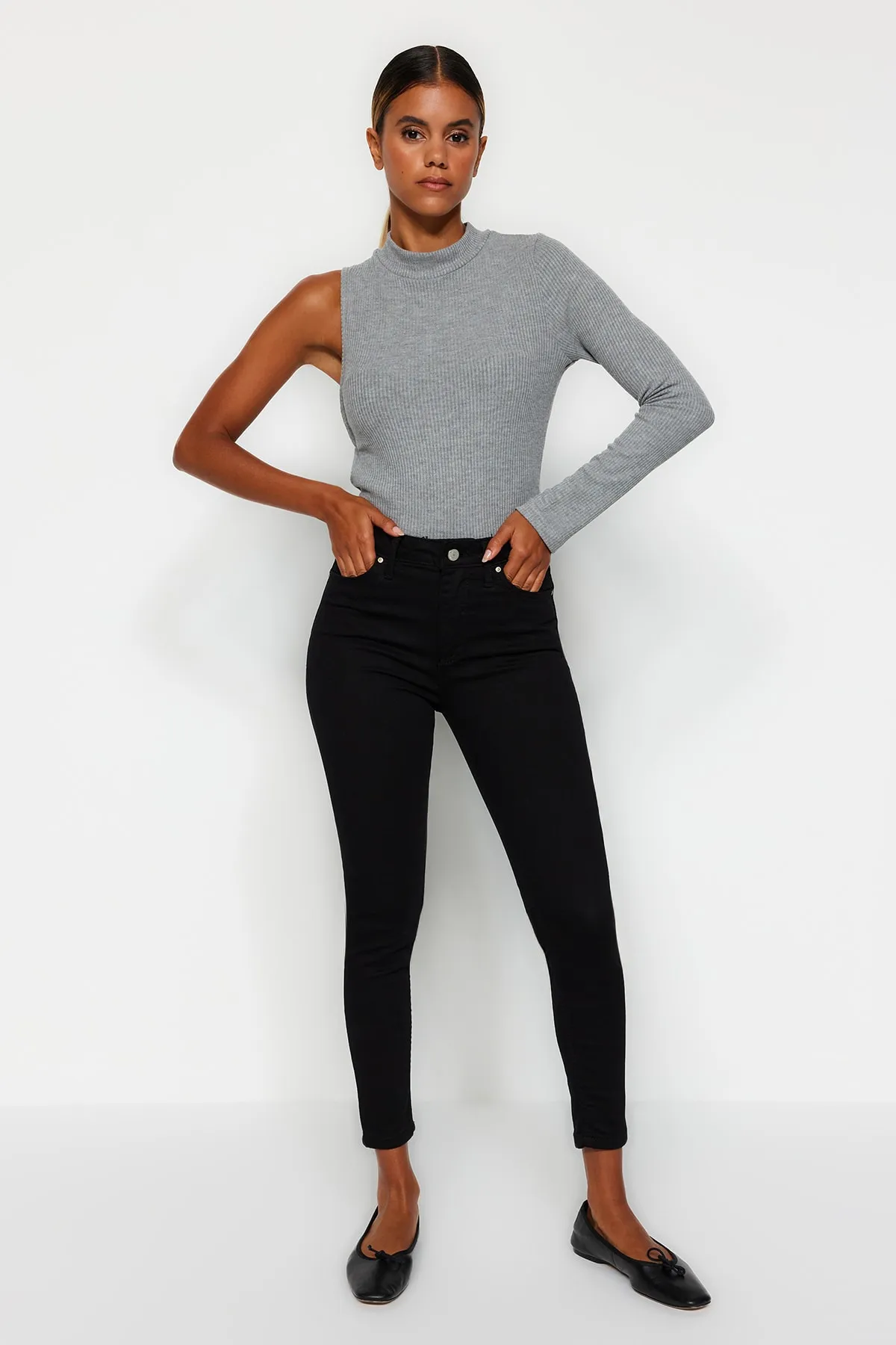Trendyol Collection  Lichtechte schwarze Skinny-Jeans mit hoher Taille TWOSS19LR0279