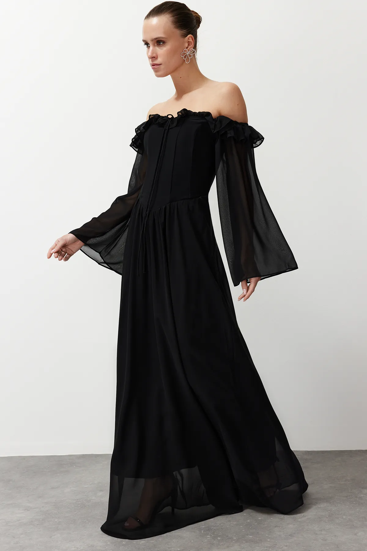 Trendyol Collection  Schwarzes Abendkleid mit Taillenöffnung/Skater-Chiffon, lang TPRSS24AE0016
