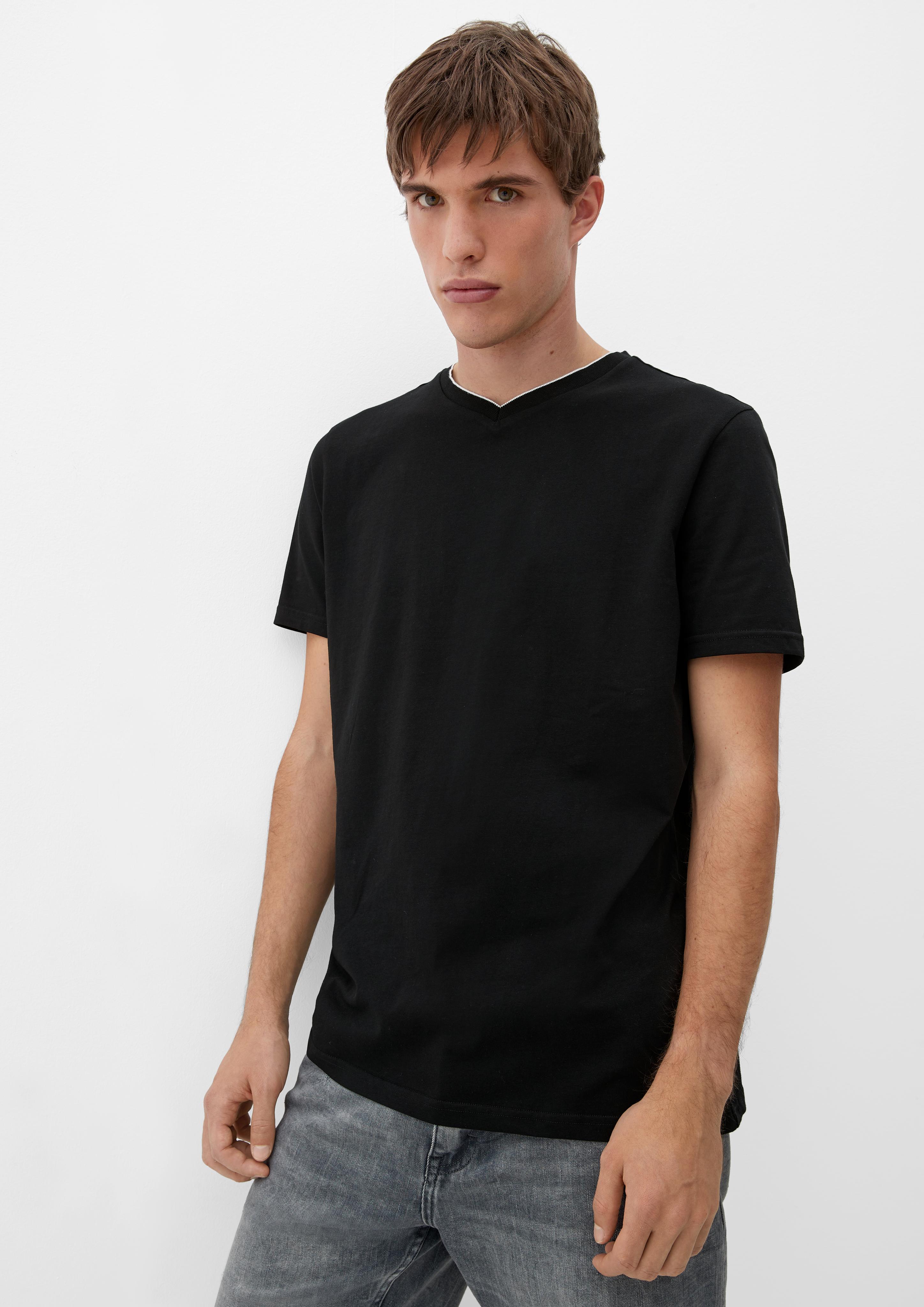 T-Shirt mit V-Ausschnitt  2132132-9999