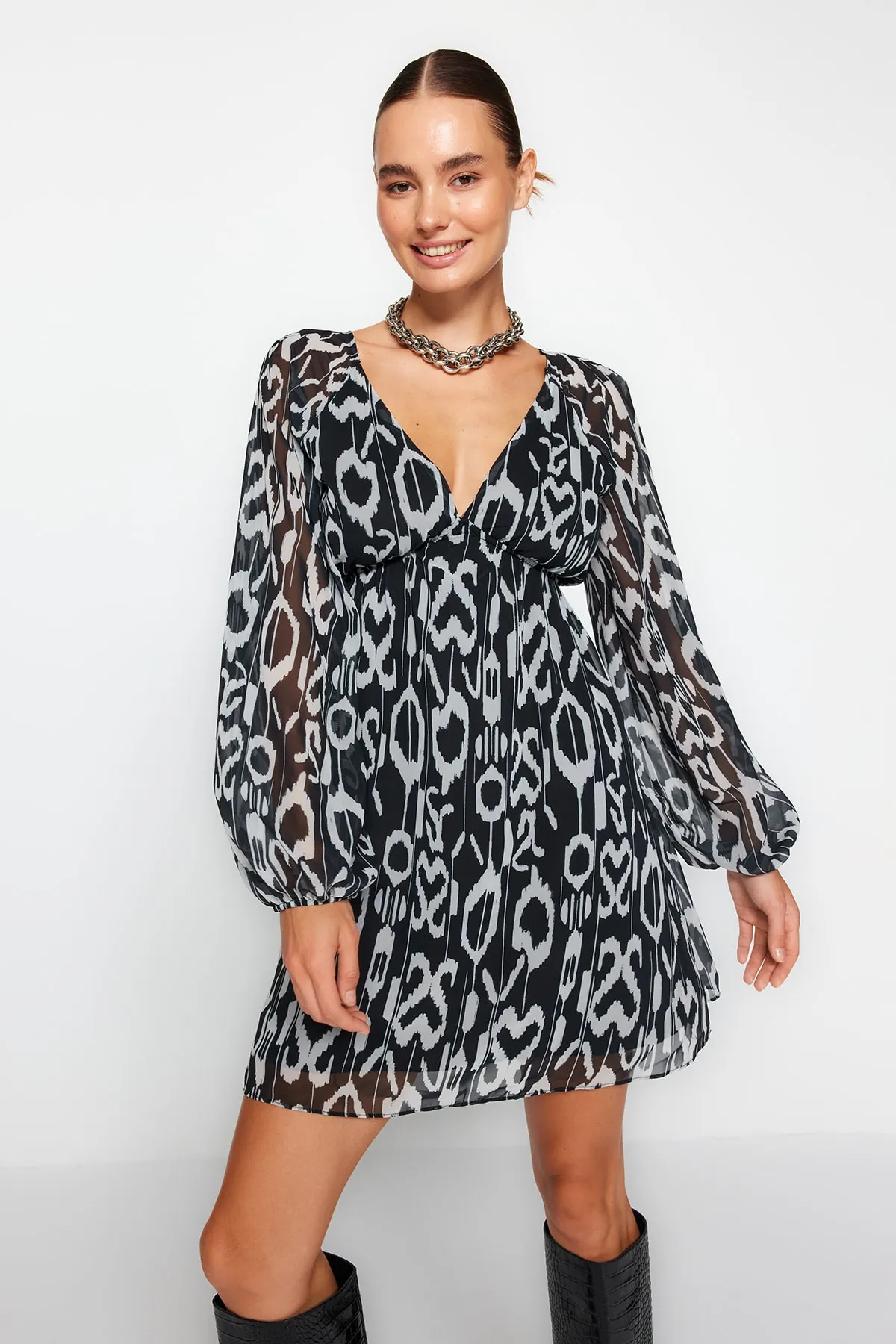 Trendyol Collection  Schwarzes, mit Chiffon gefüttertes, gewebtes Minikleid mit Taillenöffnung TWOSS23EL00519