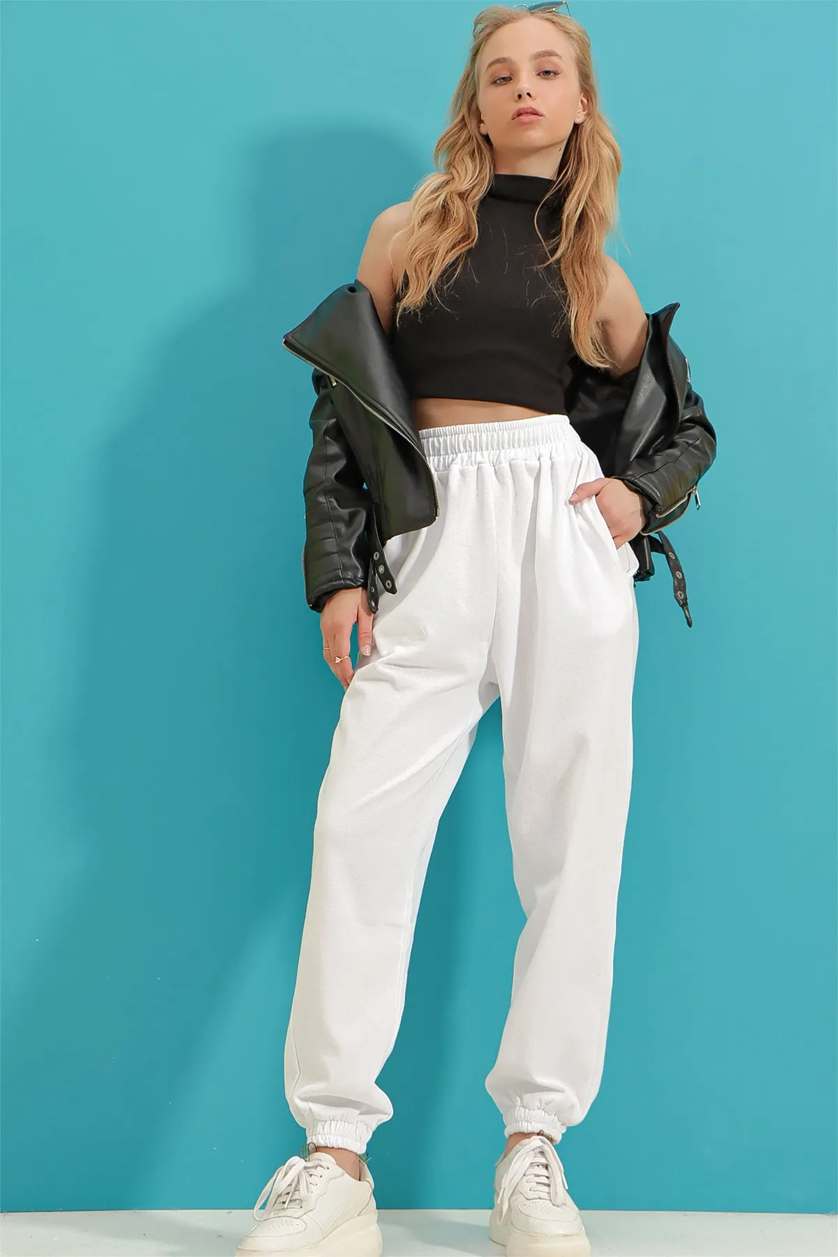 Trend Alaçatı Stili  Weiße Jogginghose mit hoher Taille, Doppeltaschen und erhabenem Saum für Damen ALC-X9365