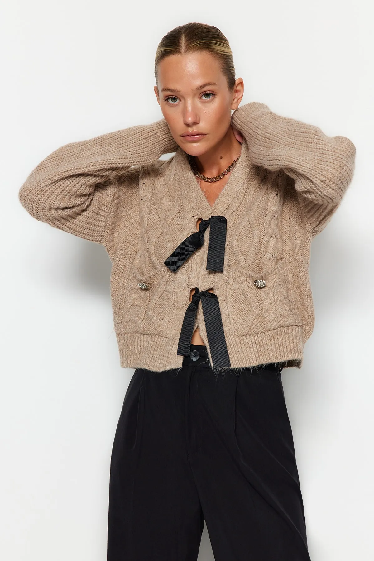 Trendyol Collection  Beigefarbener, weich strukturierter Haarstrickpullover TWOAW22KZ1947