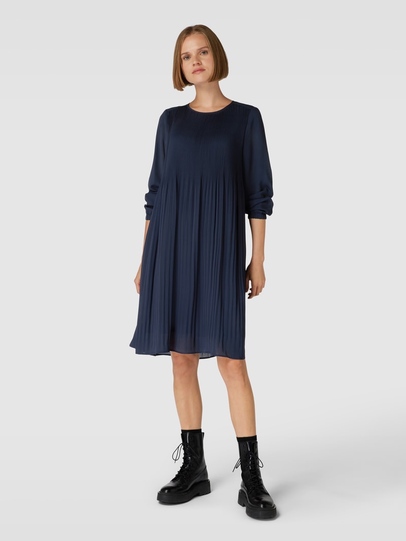 Knielanges Kleid mit Plisseefalten in marineblau