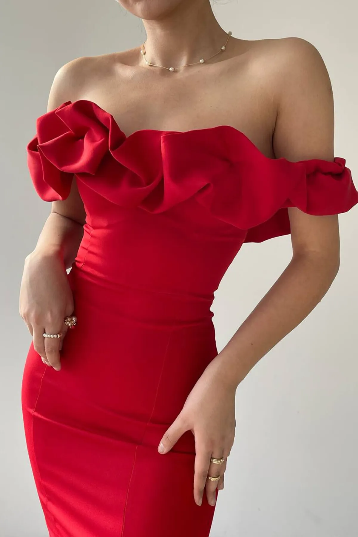 SONREİR  NIEDRIGE SCHULTERKLEID IN MIDI-LÄNGE