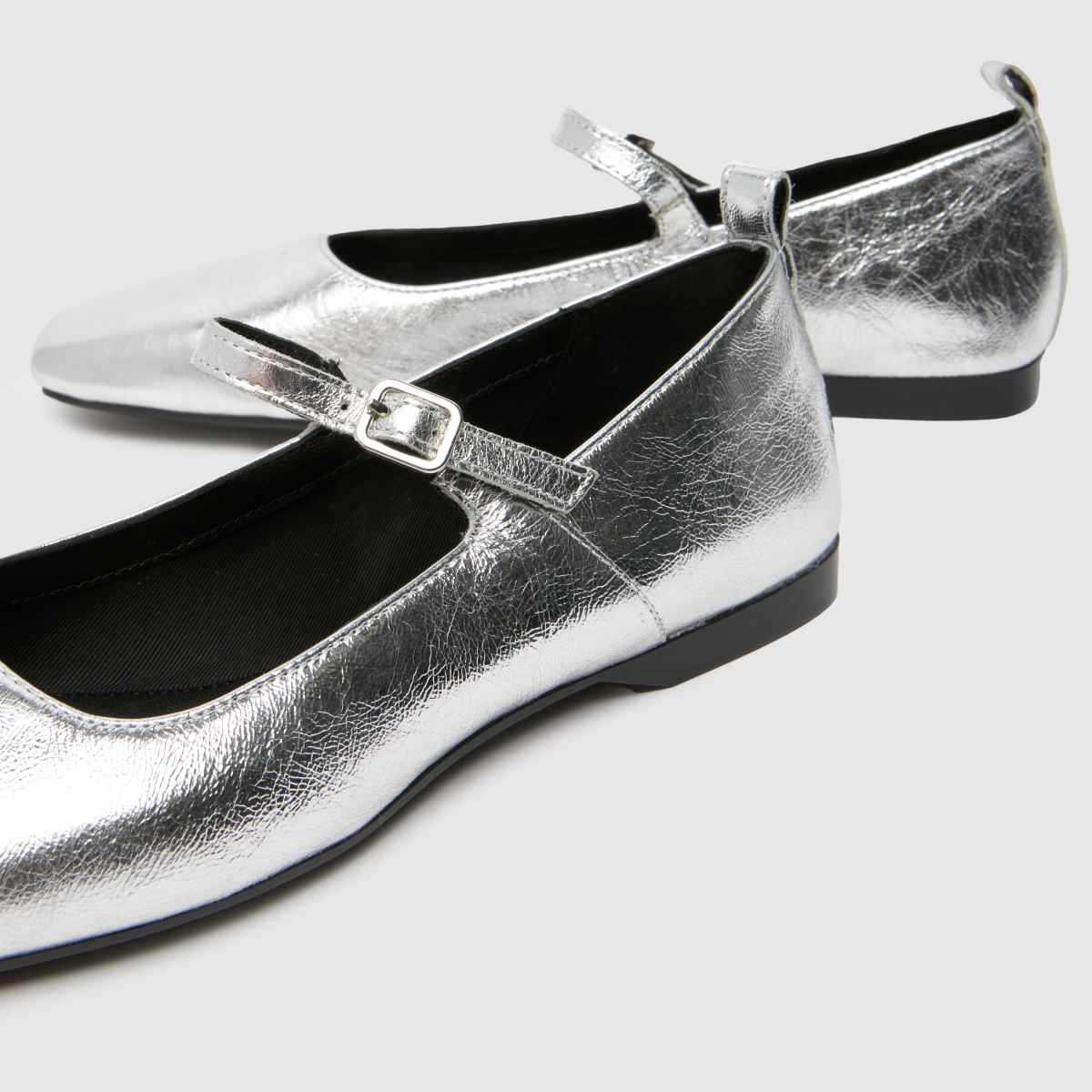 Vagabond Shoemakers – Delia – Silverfärgade ballerinaskor med Mary Jane-motiv