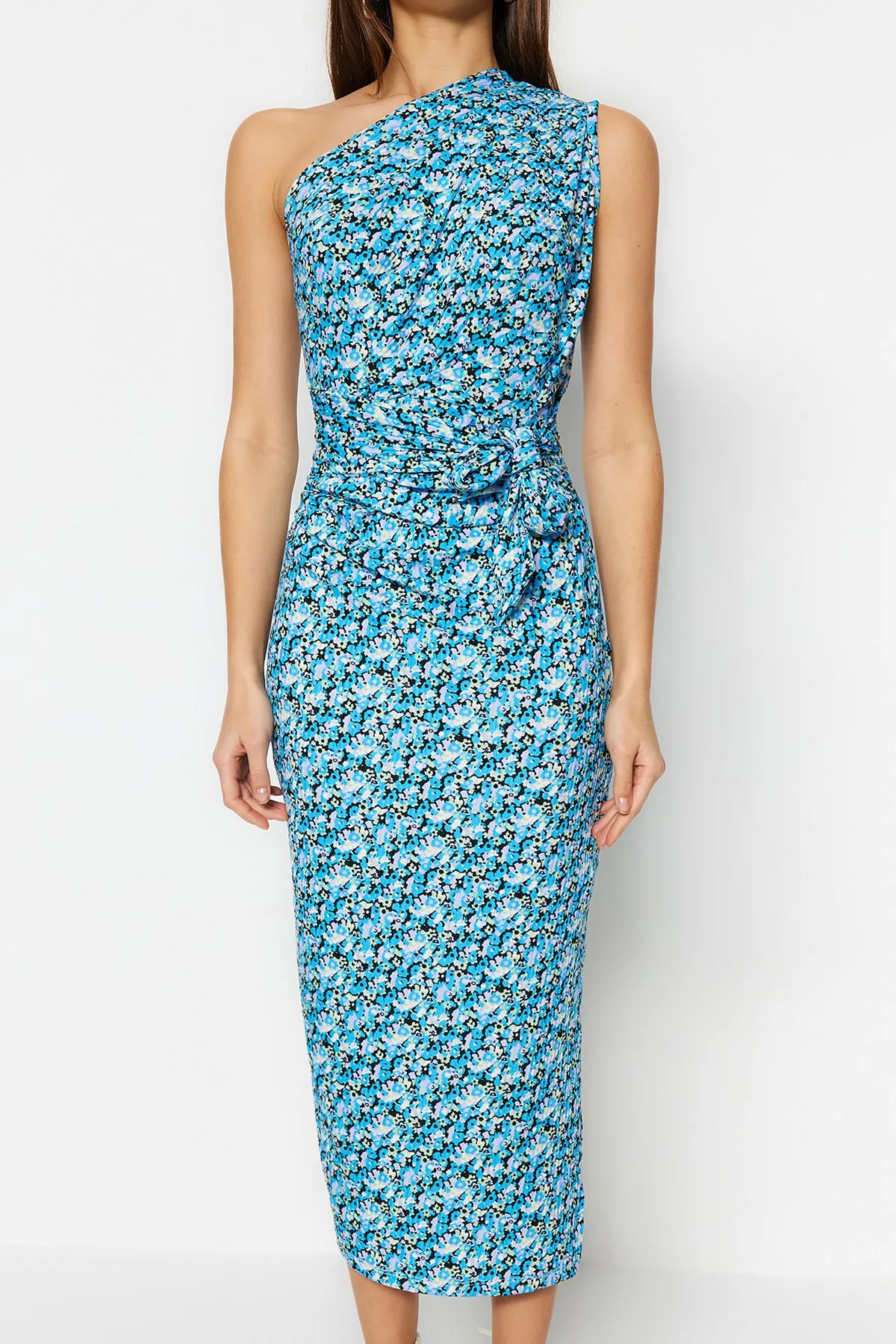Trendyol Collection  Blaues bedrucktes, tailliertes One-Shoulder-Asymmetrisches Degaje-Bleistiftkleid aus Strick TWOSS23EL02182