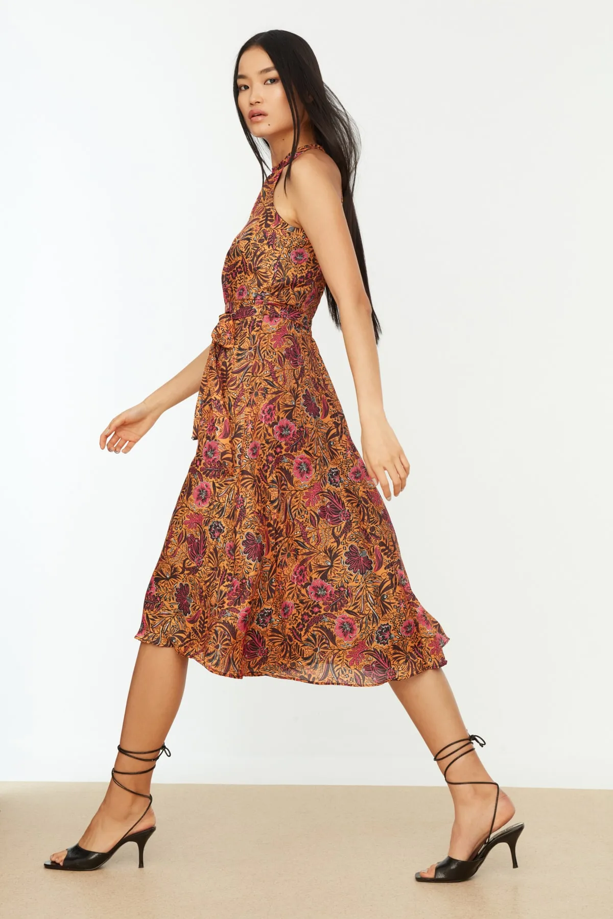 Trendyol Collection  Orangefarbenes, ärmelloses, gewebtes Kleid in A-Linie mit Gürtel und Neckholder und Blumendruck TWOSS20EL2536