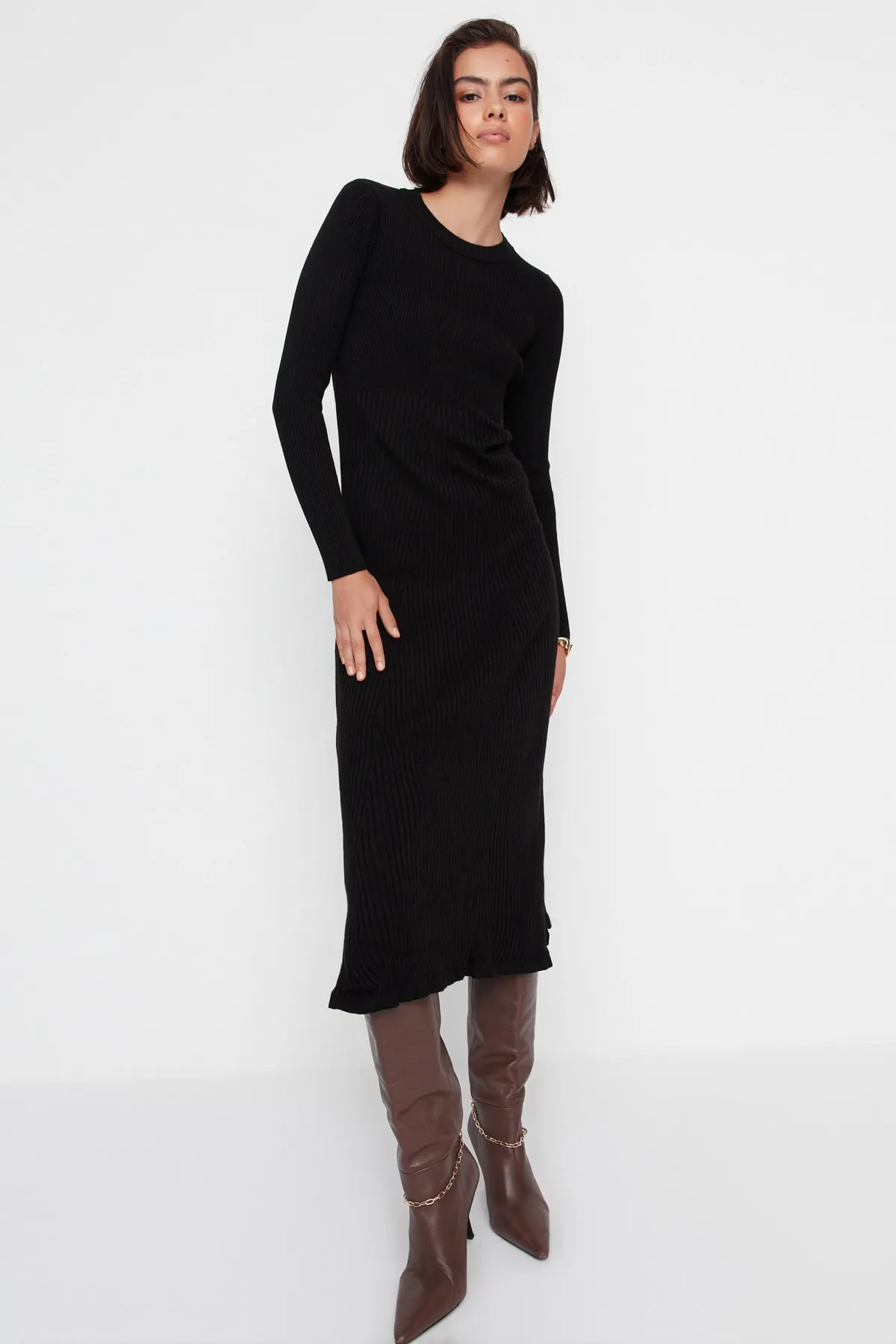 Trendyol Collection  Schwarzes Midi-Strickkleid mit Rundhalsausschnitt TWOAW21EL0422