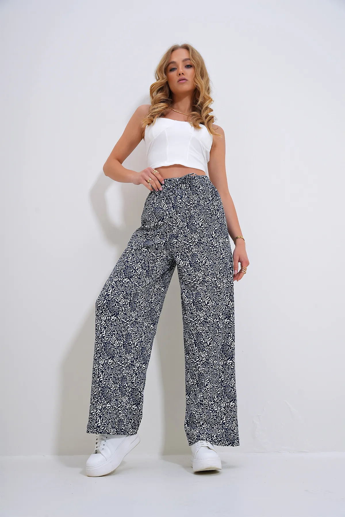Trend Alaçatı Stili  Marineblau-weiß gemusterte Webhose für Damen mit entspanntem Schnitt ALC-X6528