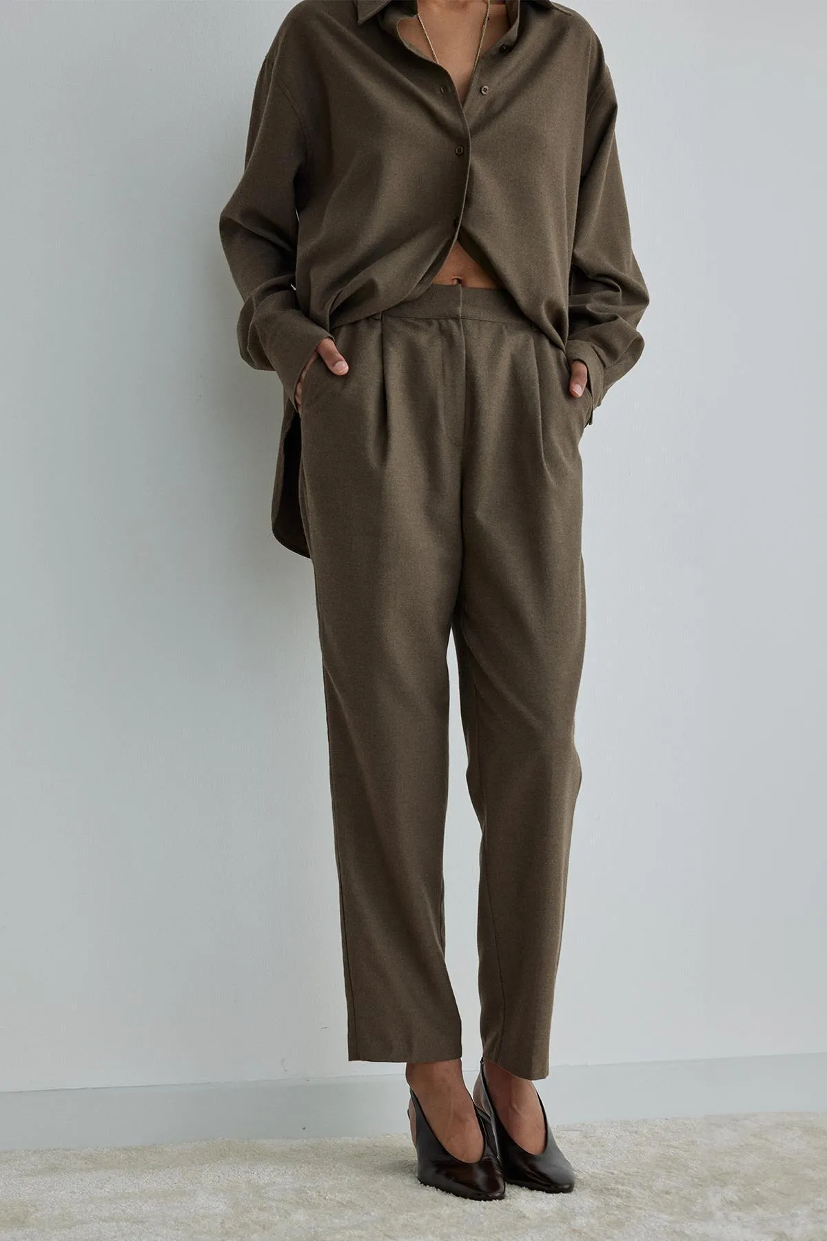 Suud Collection  Milchkaffeefarbene Jil-Hose im Karottenschnitt
