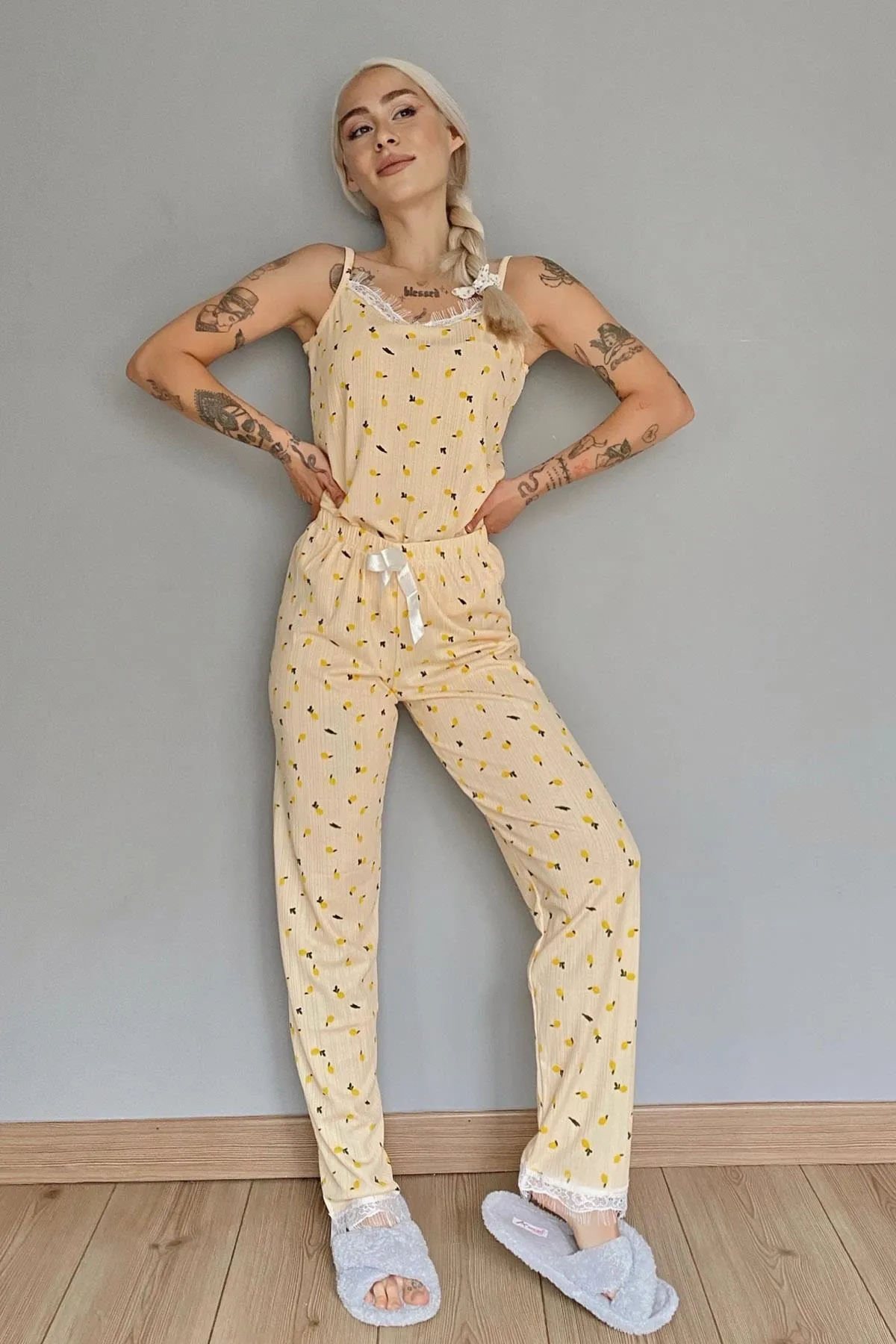 Pijamaevi  Gestricktes Damen-Pyjama-Set mit gelbem Zitronenmuster und Spitzenband
