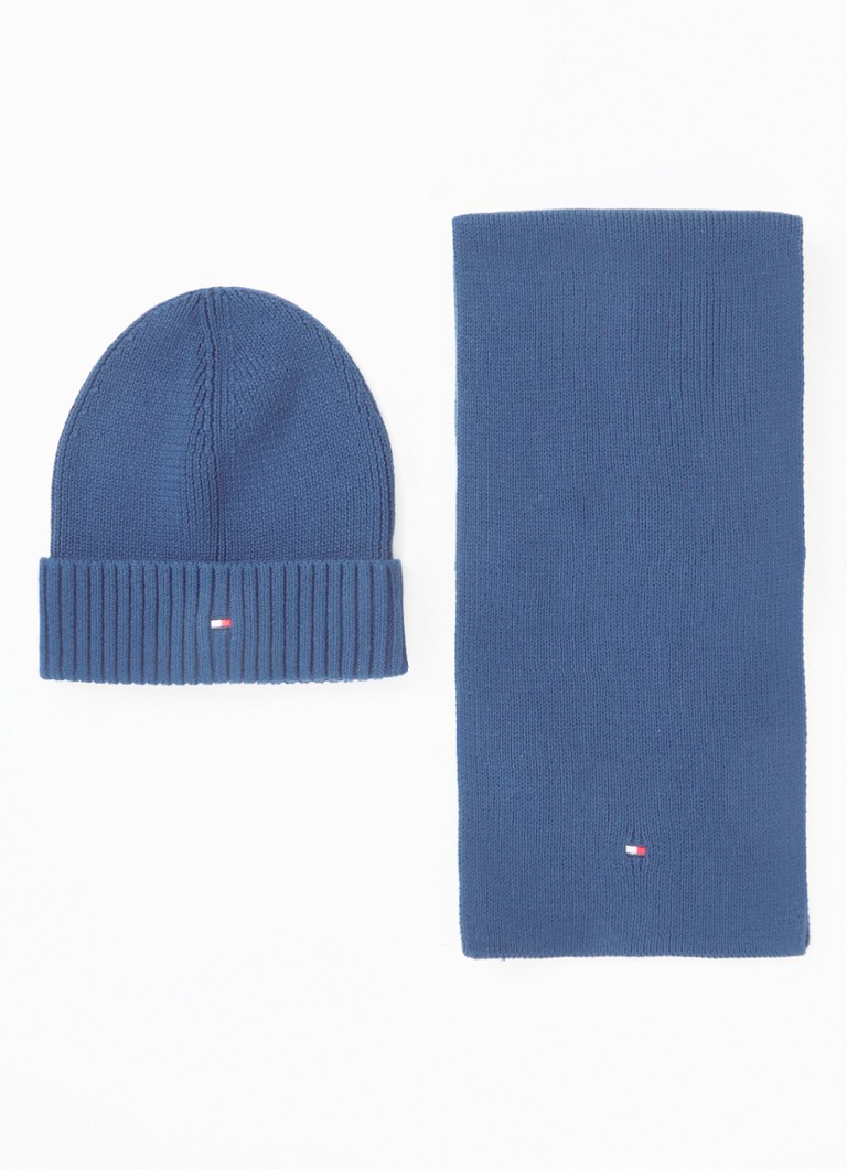 Set căciulă și eșarfă tricotate fin, Tommy Hilfiger, 150 x 21 cm, ambalate într-o cutie cadou.