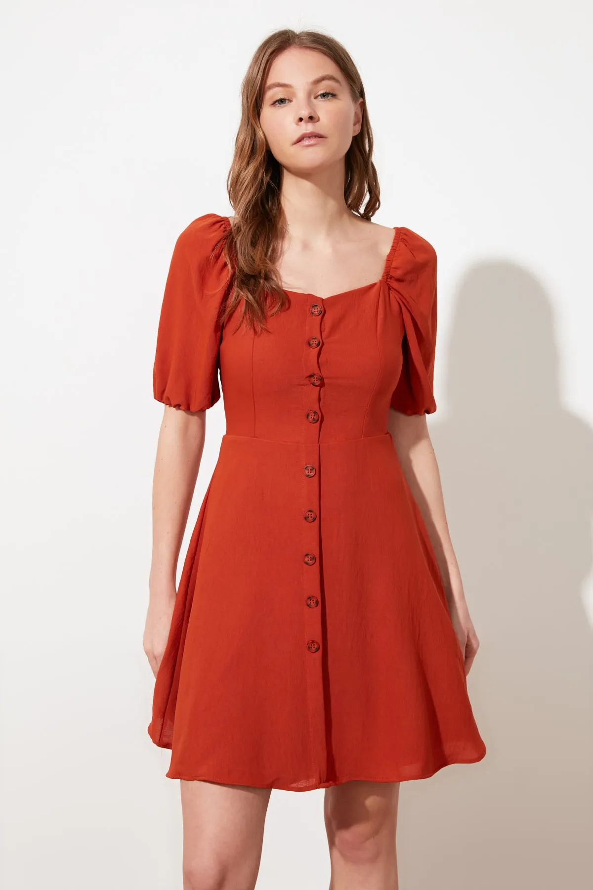 Trendyol Collection  Gefliestes A-Linien-Minikleid mit Ballonärmeln aus Webstoff TWOSS20EL2314