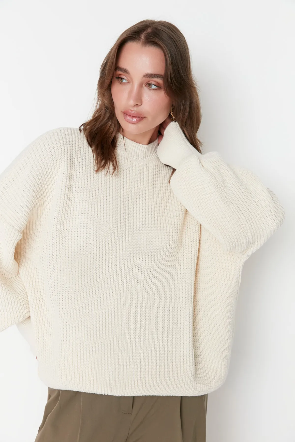 Trendyol Collection  Ecrufarbener Strickpullover mit Rundhalsausschnitt und weiter Passform TWOAW23KZ01448