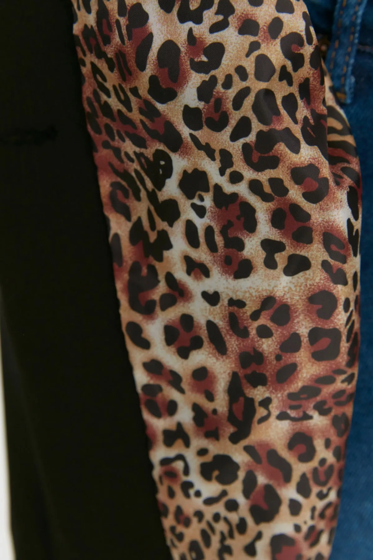 Trendyol Curve  Schwarze gewebte Blazerjacke mit Leopardenfutter TBBSS22CE0195
