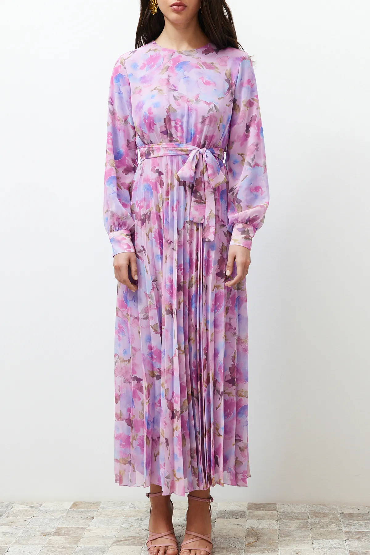 Trendyol Modest  Gewebtes Kleid aus plissiertem Chiffon mit rosafarbener Blumenschärpe und gefüttertem Detail TCTSS24EB00151