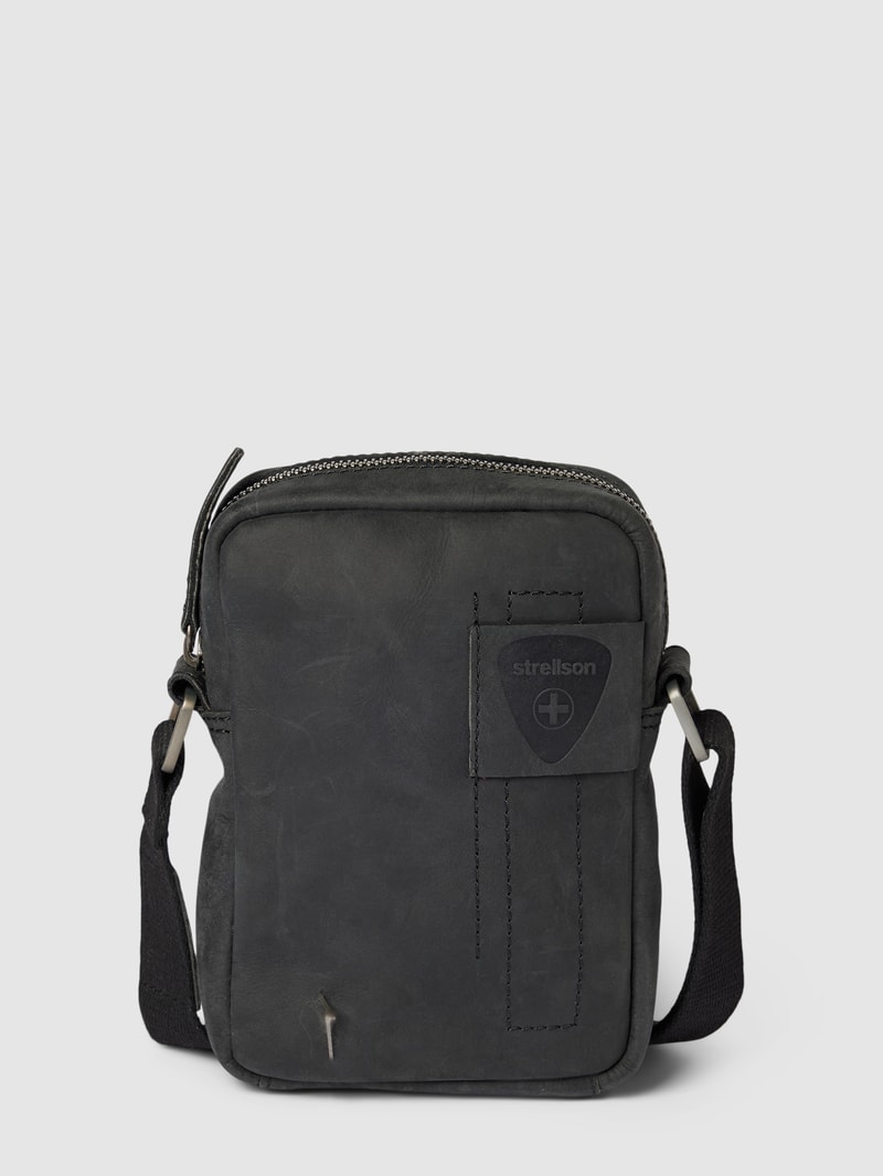 Umhängetasche aus Leder mit Label-Patch Modell 'richmond' in schwarz