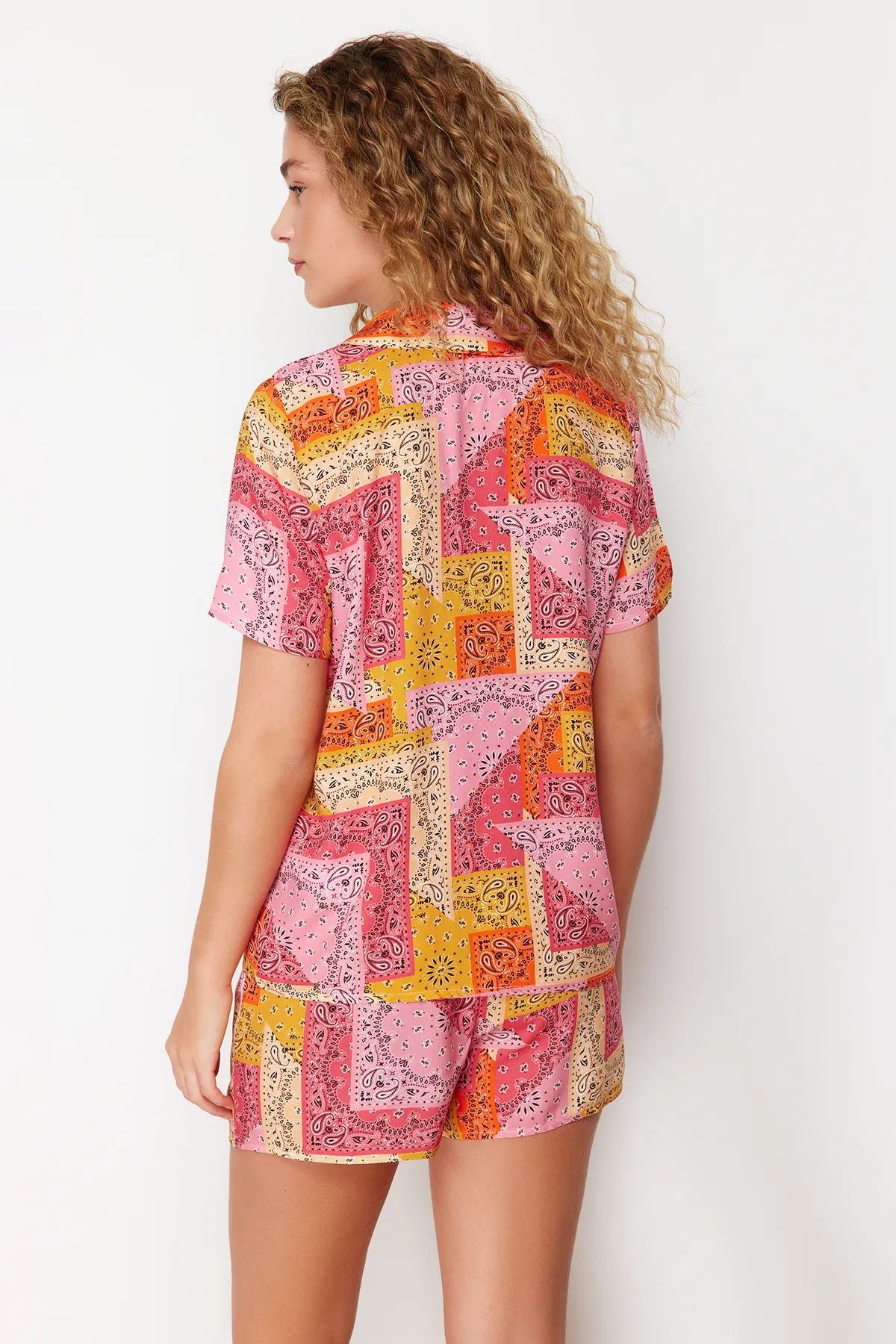 Trendyol Collection  Mehrfarbiges Pyjama-Set aus gewebter Viskose mit ethnischem Muster THMSS24PT00180