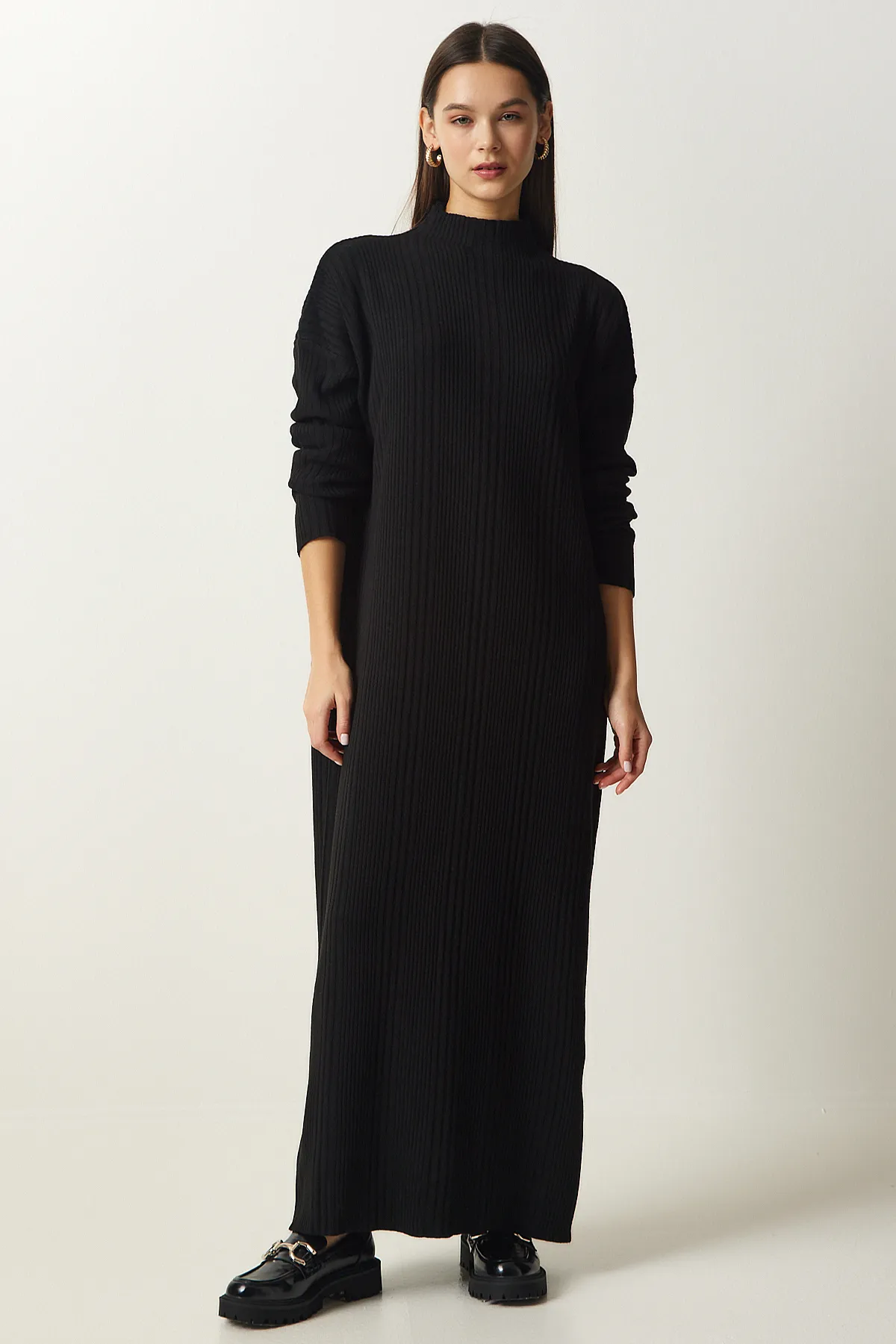 Happiness İstanbul  Schwarzes Oversize-Strickkleid mit hohem Kragen für Damen XN00001