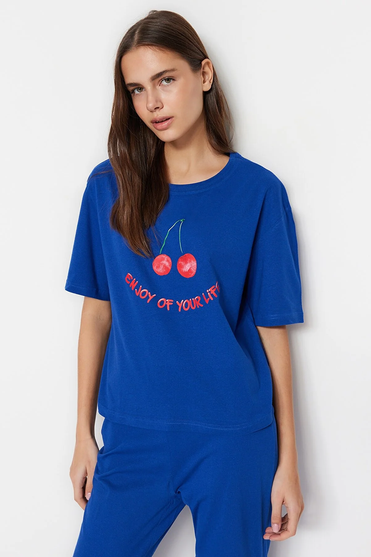 Trendyol Collection  Marineblaues Pyjama-Set aus T-Shirt und Hose aus 100 % Baumwolle mit Kirschen-Aufdruck THMSS23PT00134