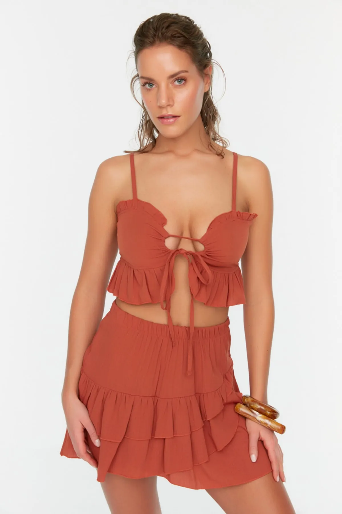 Trendyol Collection  Braunes Set aus Strandbluse und Strandrock mit Volantdetail TBESS22AU0095