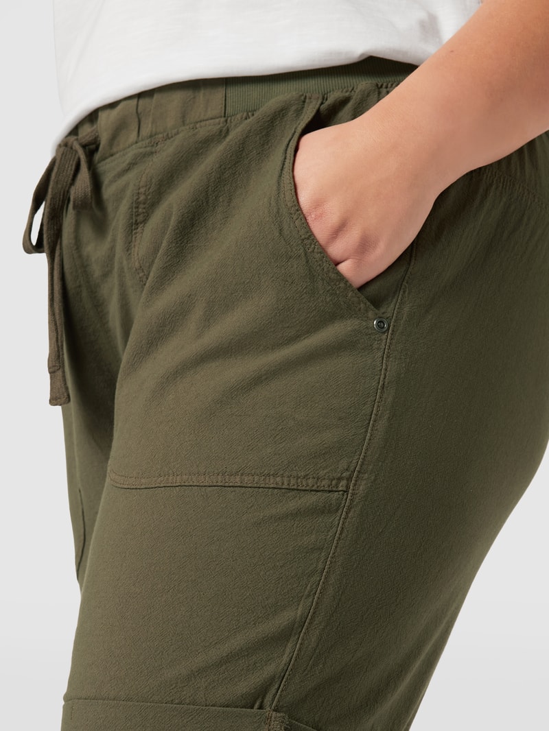 PLUS SIZE Shorts mit seitlichen Eingrifftaschen in khaki