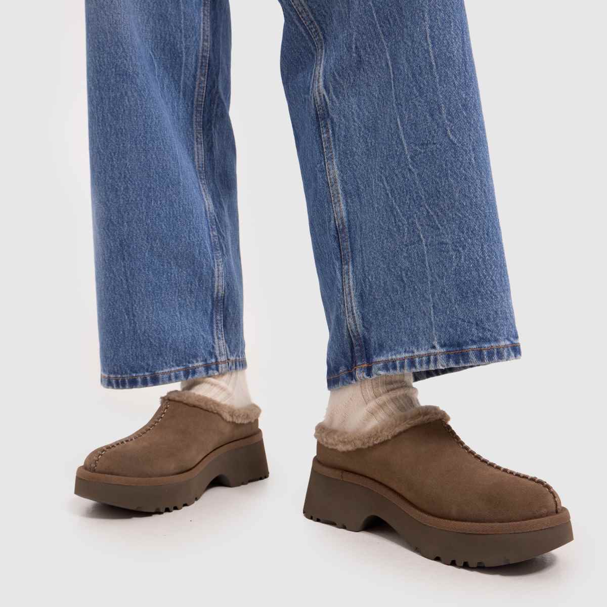 UGG New Heights Cozy klumpa szandál hikorizöldben