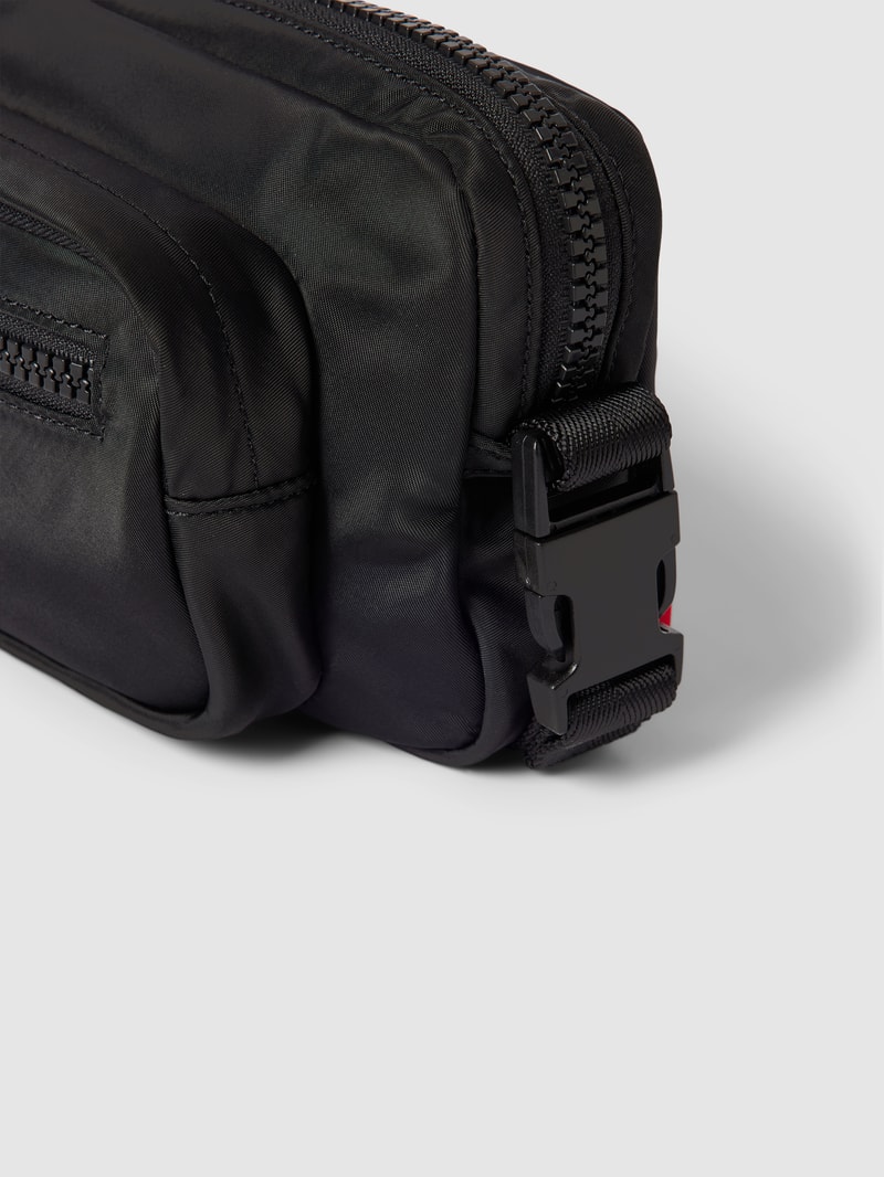Umhängetasche mit Label-Patch Modell 'Ethon' in schwarz