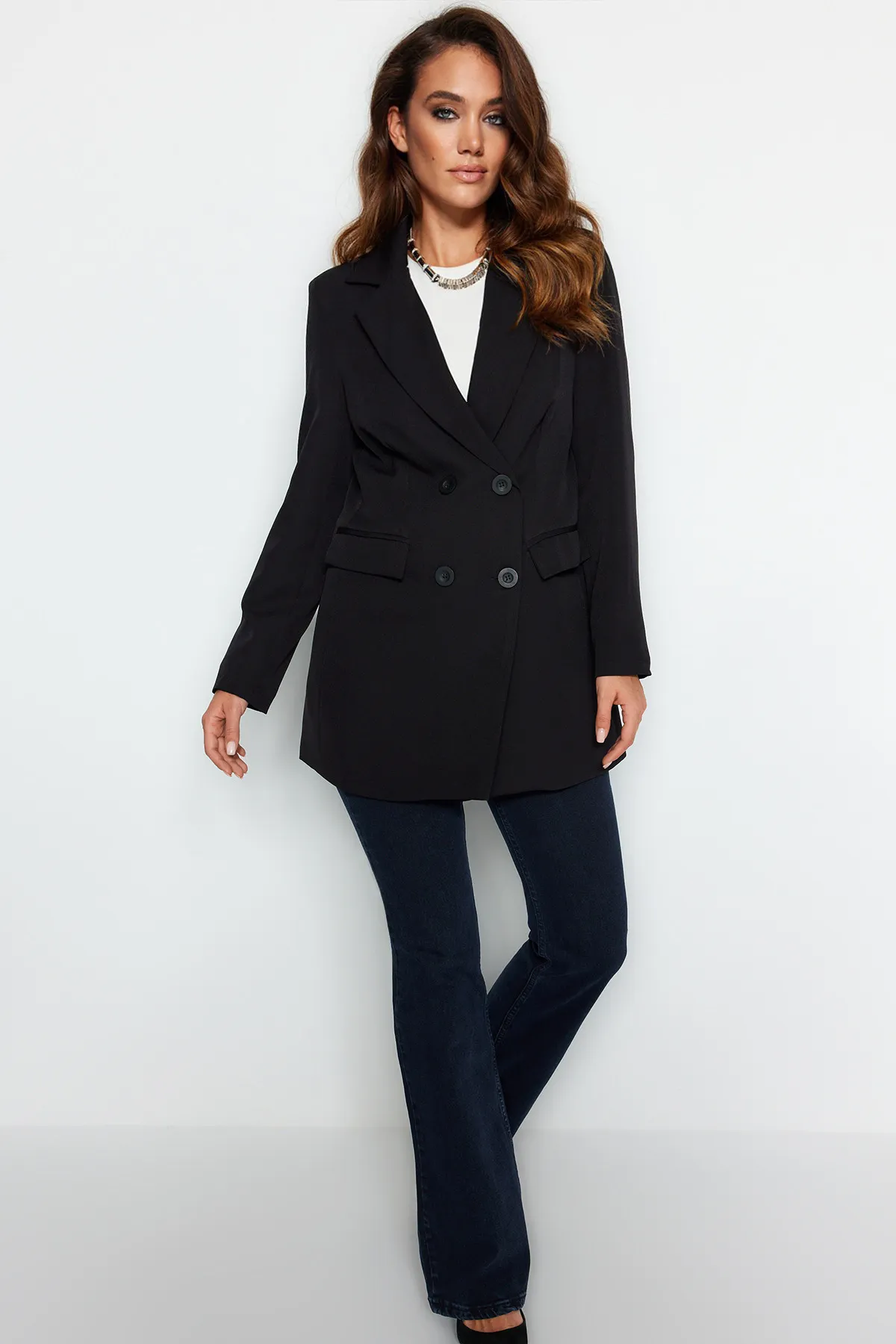 Trendyol Modest  Schwarzer Blazer aus Webstoff mit Doppelknöpfen und detailliertem Taschenfutter TCTSS22CE0250