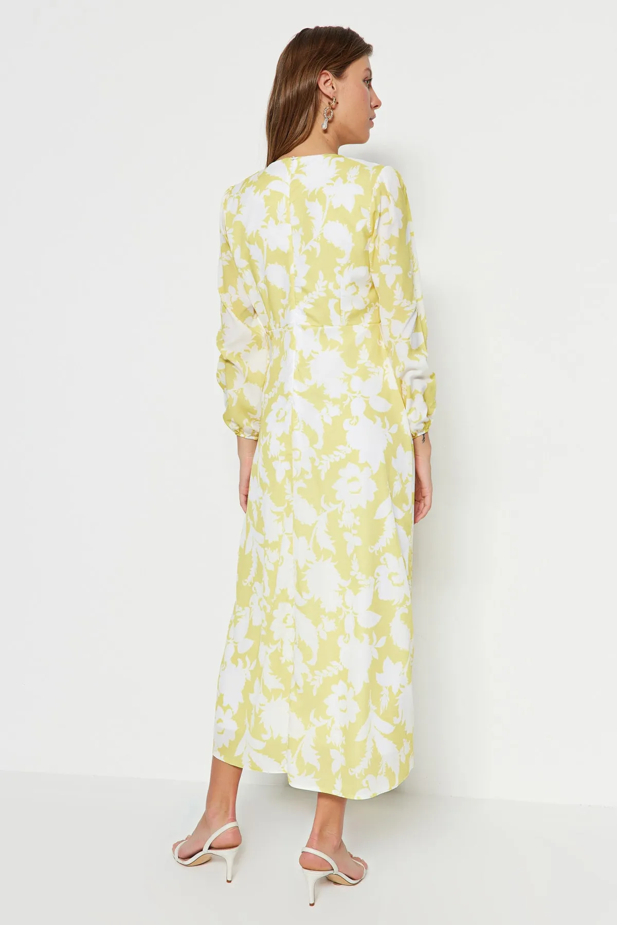 Trendyol Modest  Gelbes Abendkleid mit geraffter Taille und Blumenmuster TCTSS23DB00021