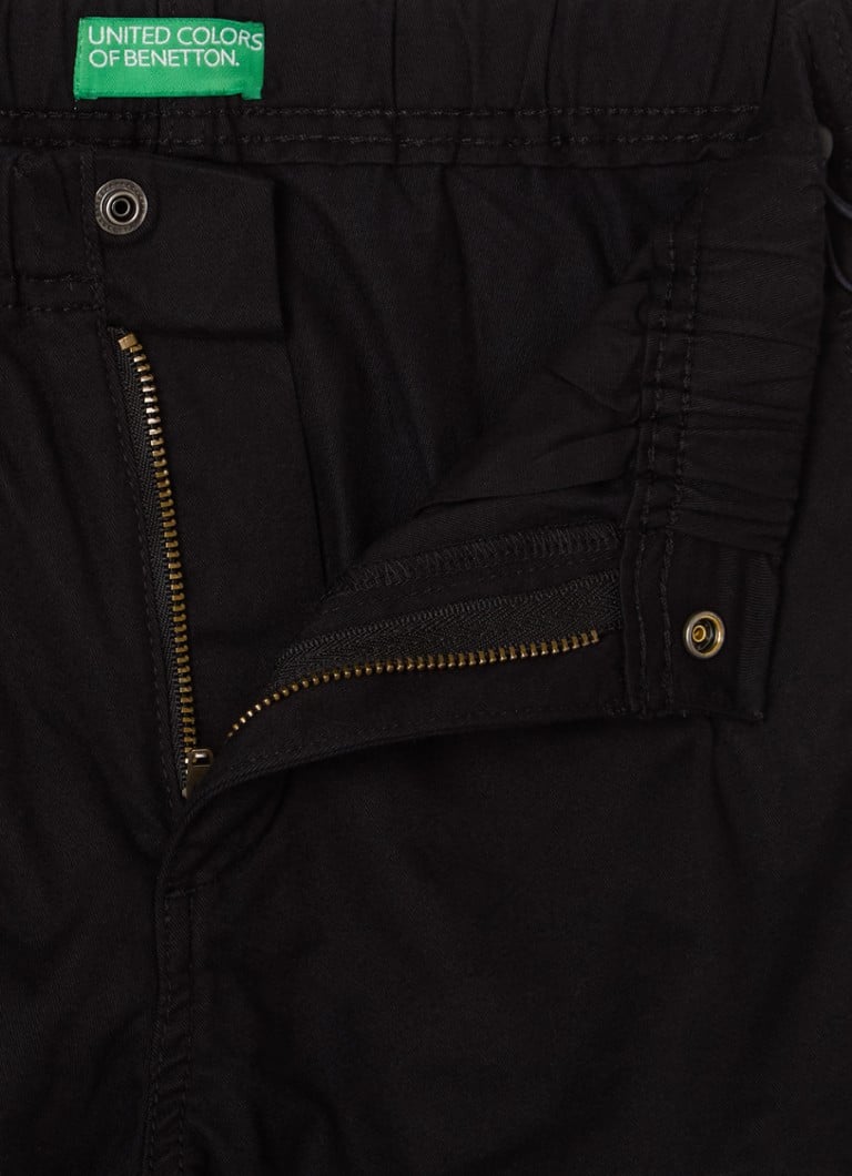 Calça cargo Benetton com corte afunilado e cordão.