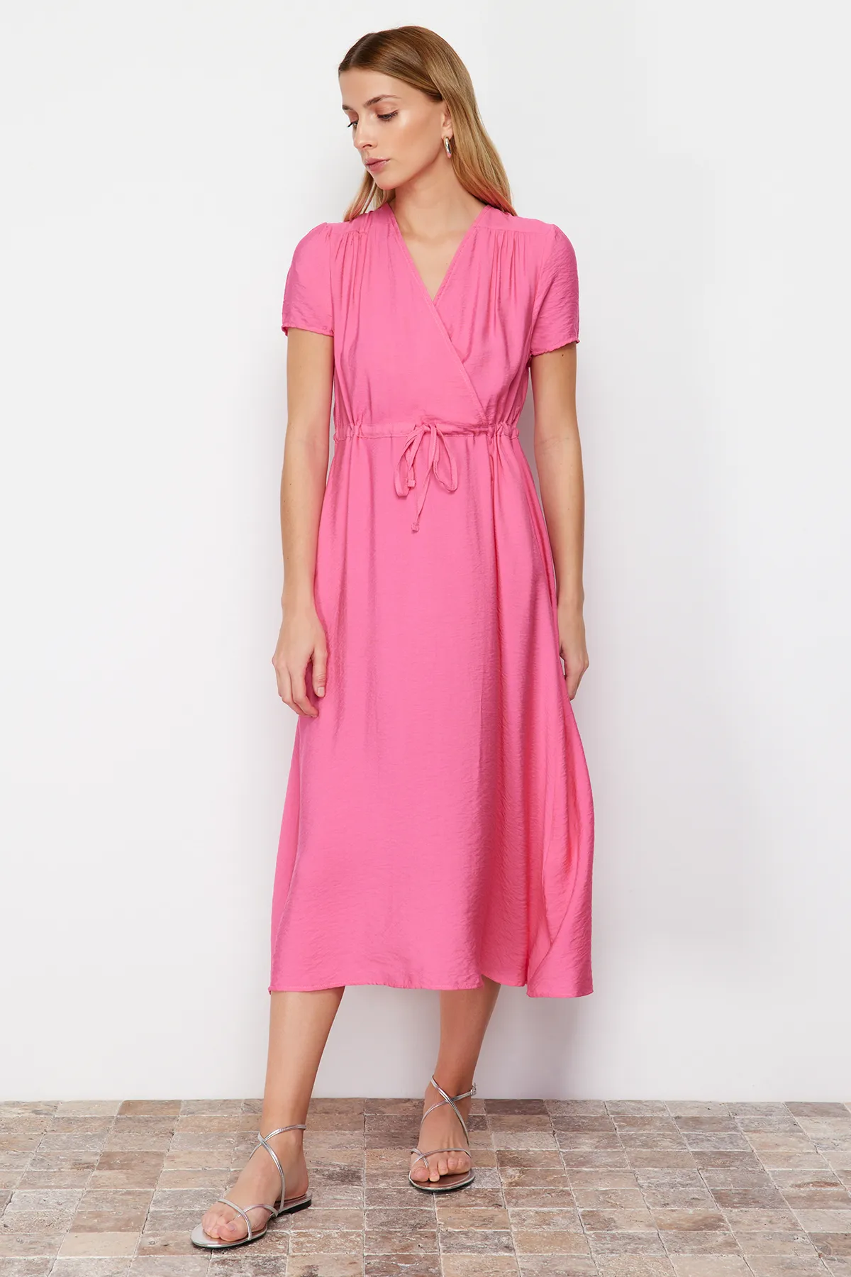 Trendyol Collection  Fuchsiafarbenes, gewebtes Midi-Kleid mit V-Ausschnitt und Taillenöffnung TWOSS24EL00501