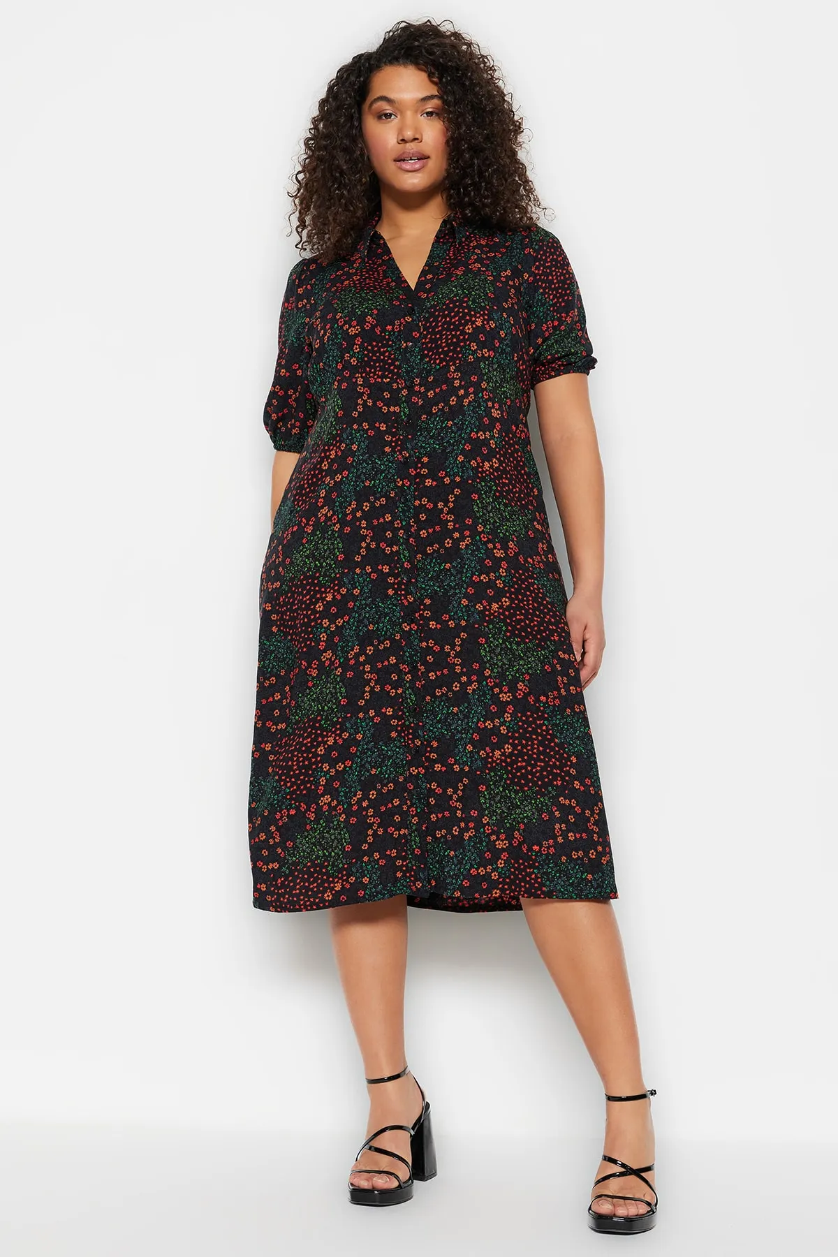 Trendyol Curve  Schwarzes, gewebtes Hemdblusenkleid mit Blumenmuster TBBSS23AH00039