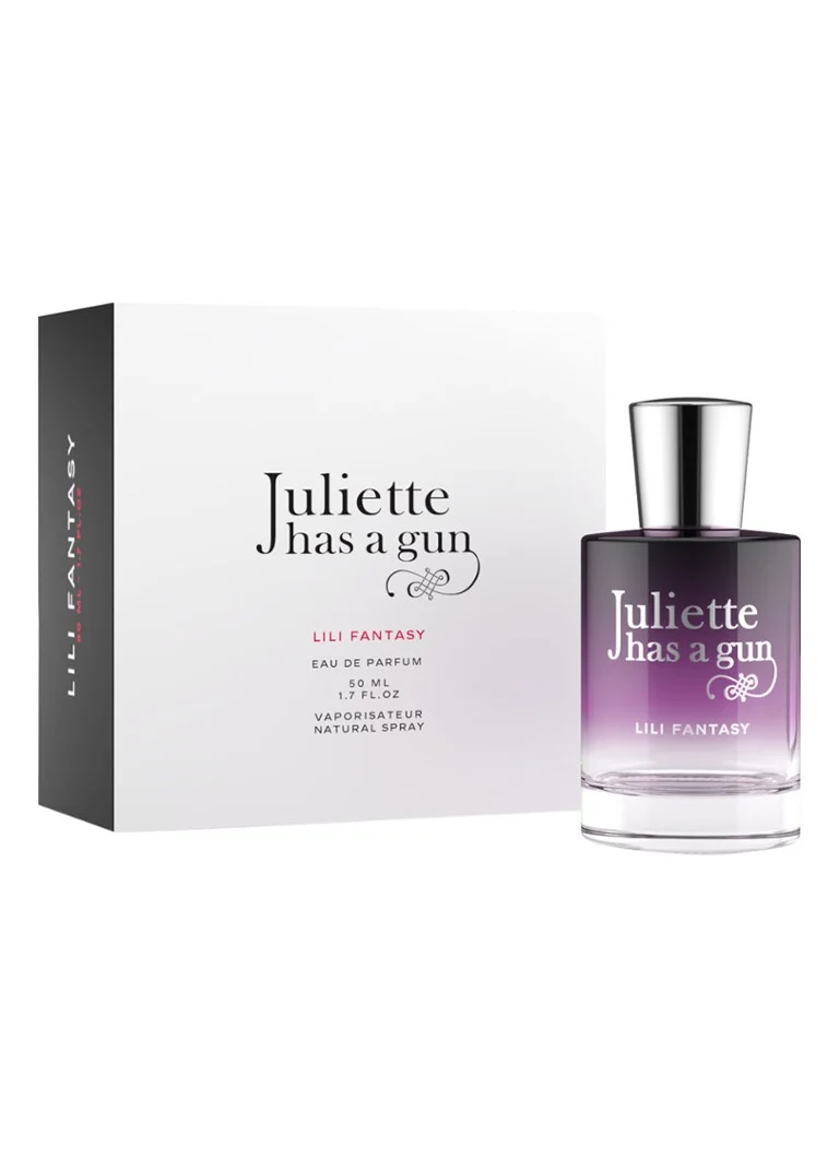 Juliette ține un pistol Lili Fantasy Eau de Parfum