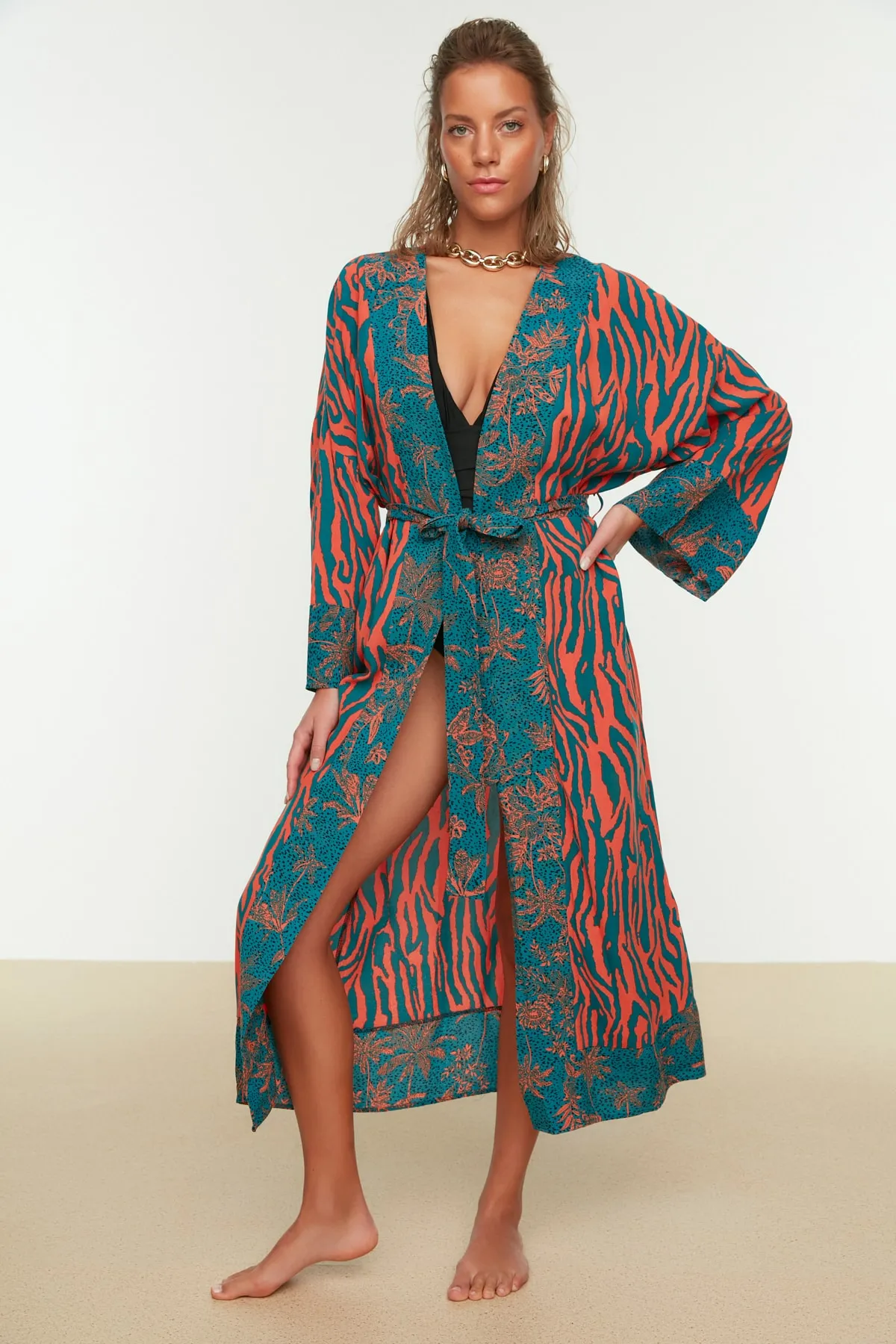Trendyol Collection  Gewebter Maxi-Kimono und Kaftan mit Tiermuster und Gürtel TBESS21KM0171