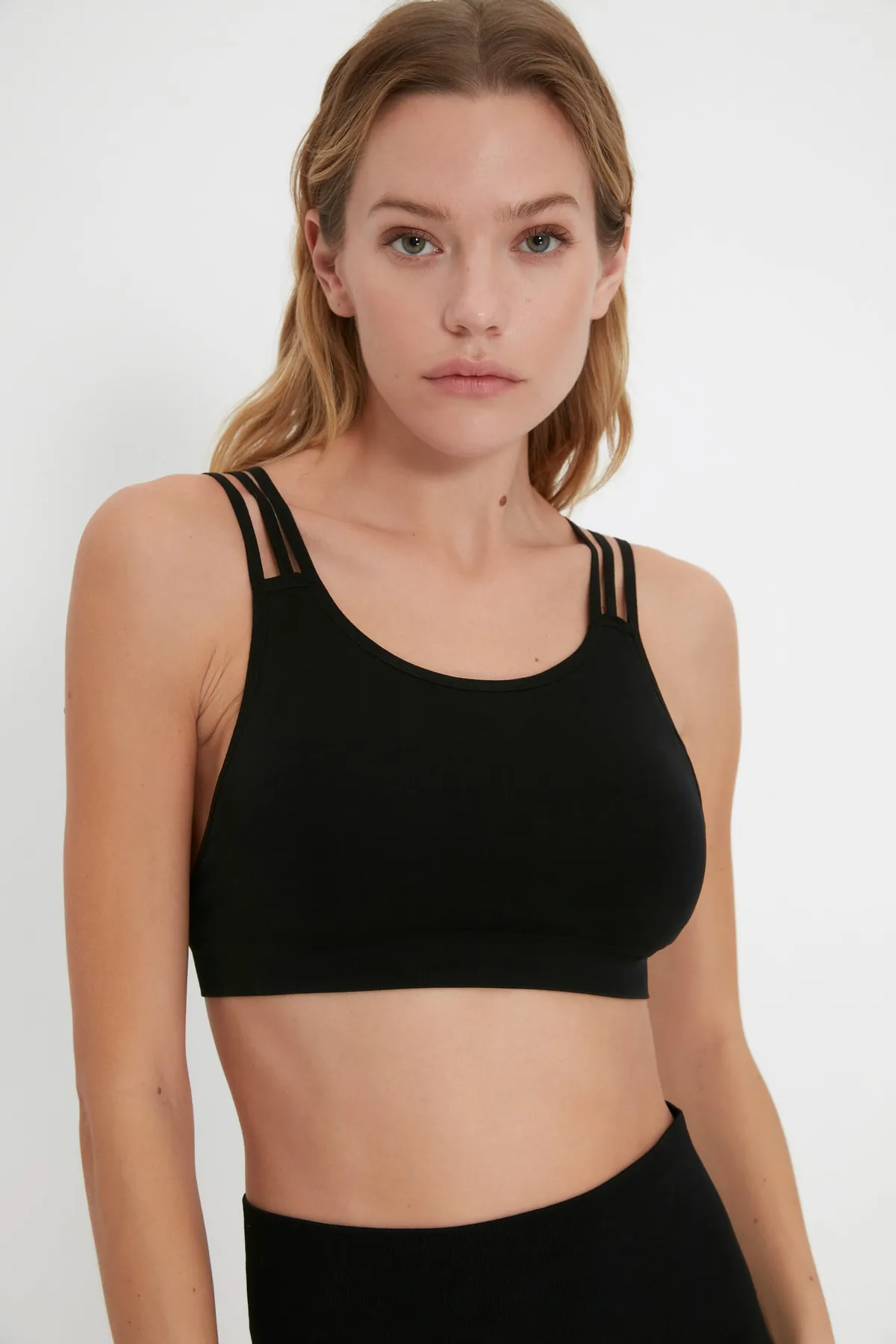 Trendyol Collection  Schwarzer nahtloser/nahtloser, unterstützter/styling-rückenseitiger Strick-Sport-BH mit String-Trägern TWOAW22SS0030