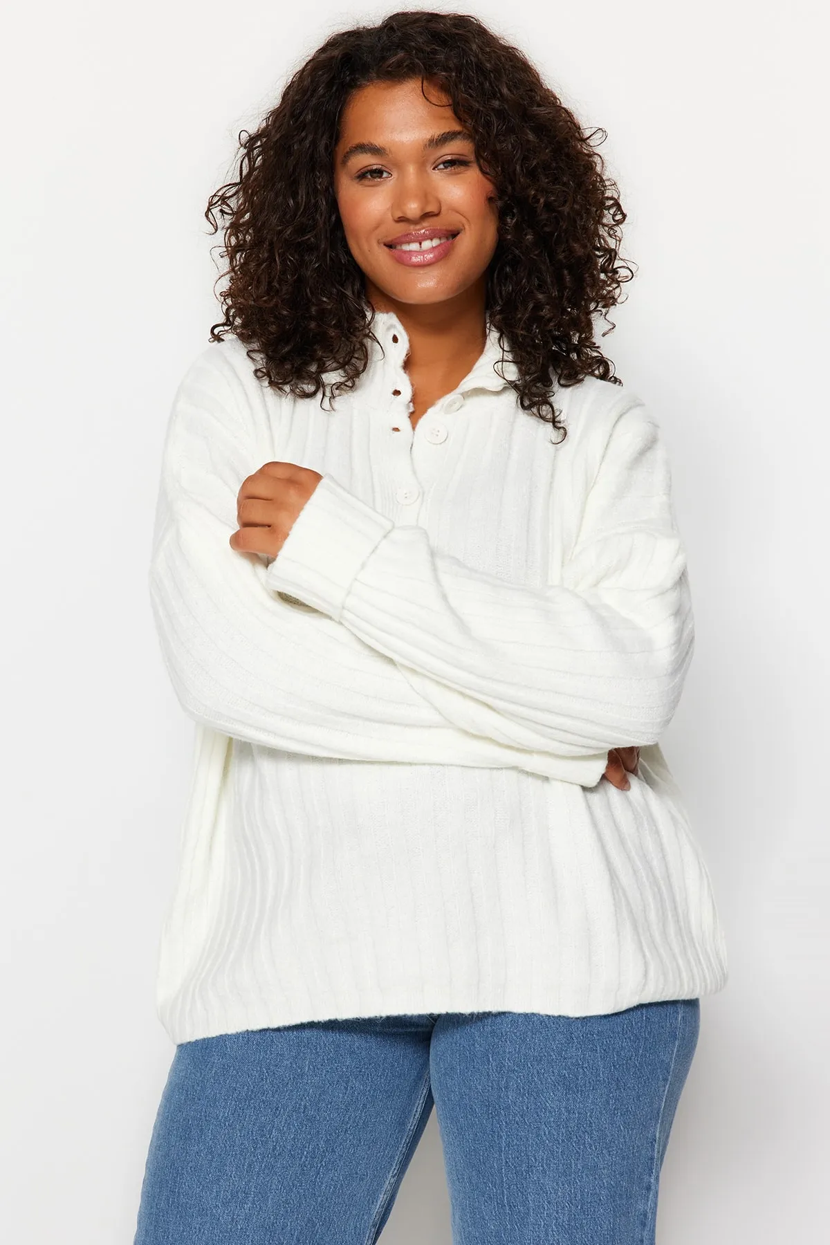 Trendyol Curve  Ecrufarbener Strick-Cardigan mit Knopfverschluss TBBAW24AN00045
