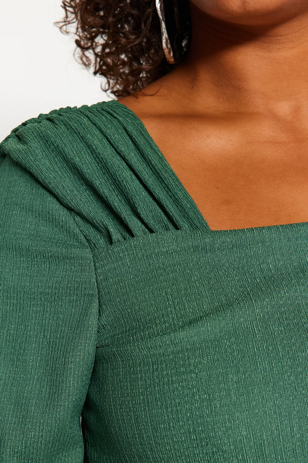 Trendyol Curve  Smaragdgrüne schlichte Basic-Strickbluse mit asymmetrischem Kragen TBBAW24AF00003