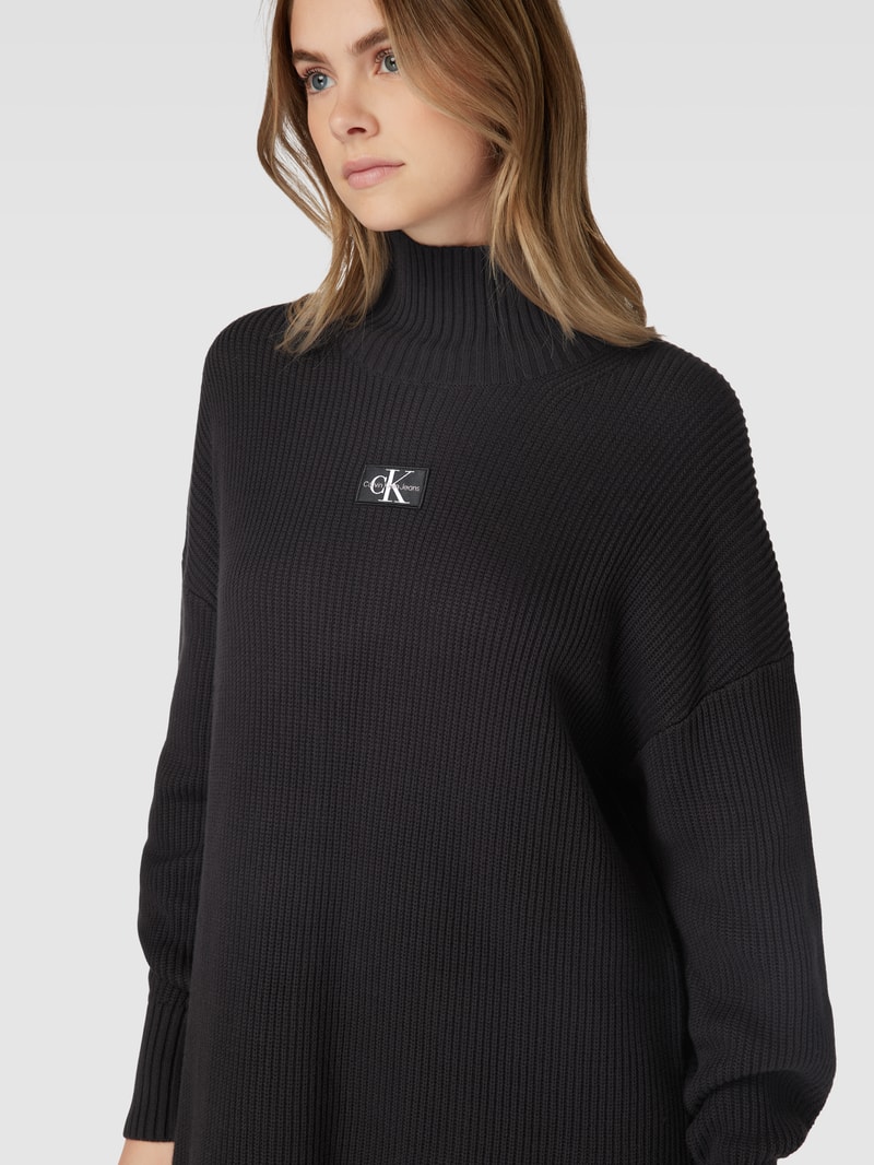 Strickkleid mit Stehkragen und Label-Patch in schwarz