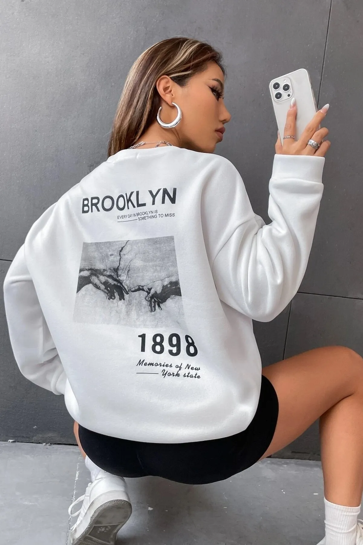 MODAGEN  Weißes Unisex-Sweatshirt „Brooklyn 1898“ mit Rundhalsausschnitt und Oversize-Aufdruck