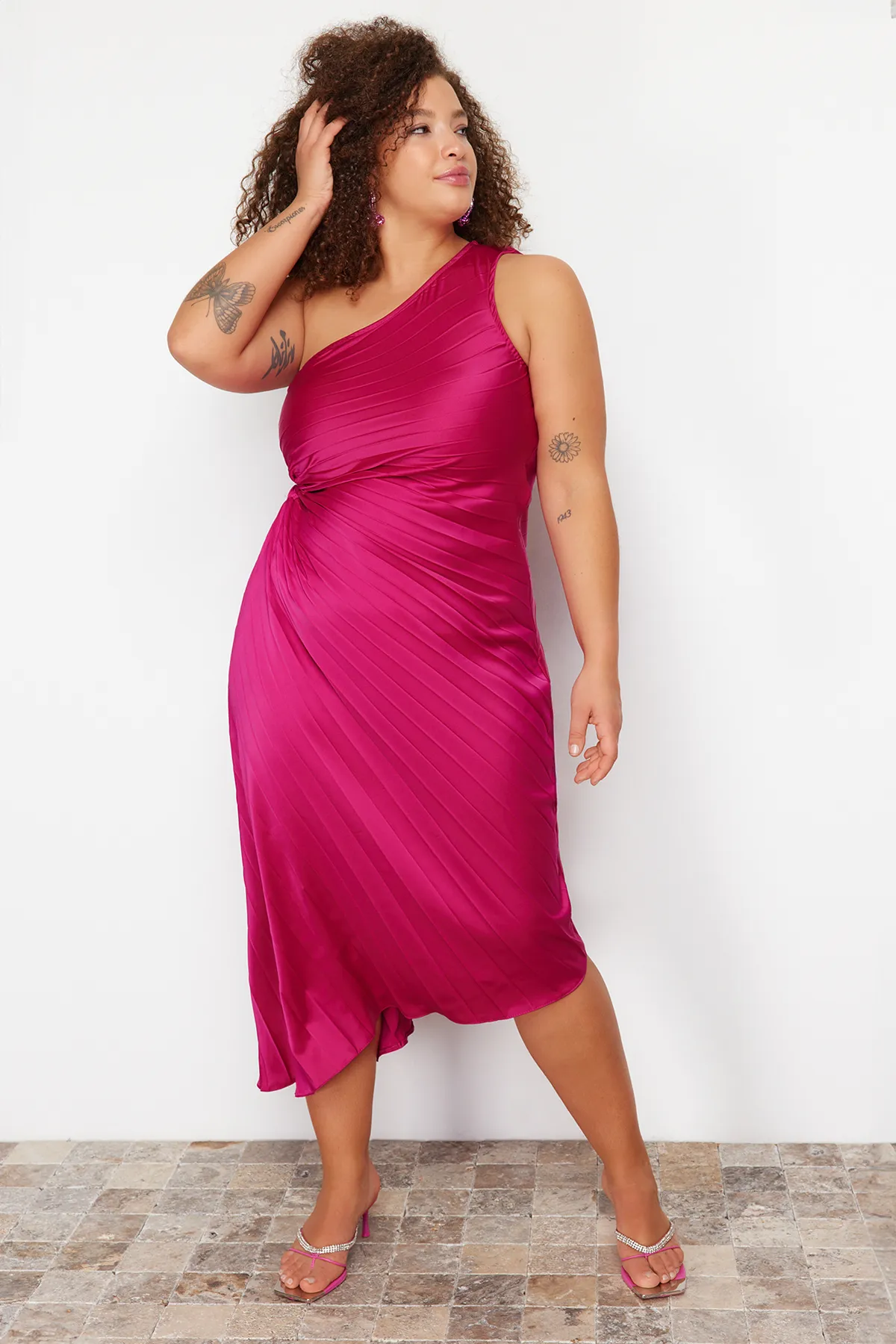 Trendyol Curve  Fuchsiafarbenes, plissiertes, gewebtes Kleid mit asymmetrischem Schnitt TBSSS24AH00155