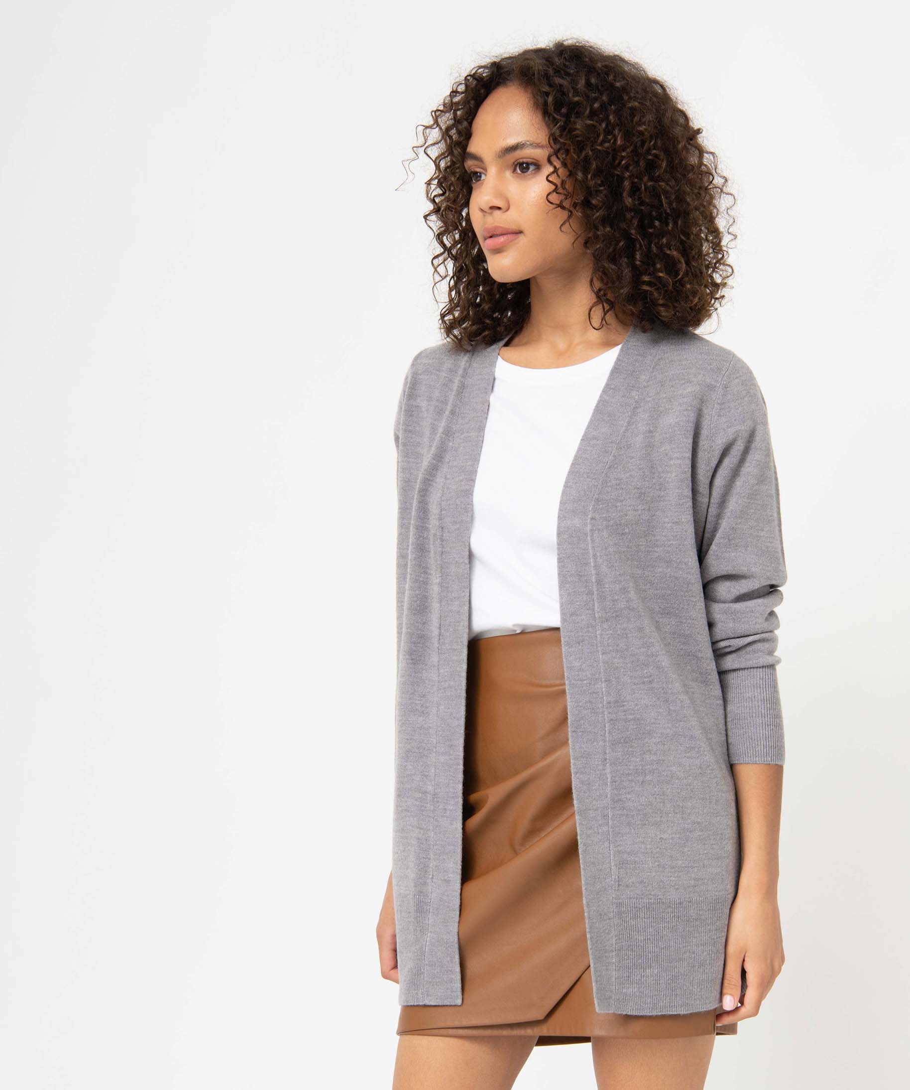 Gilet long en maille fine porté ouvert femme gris | GEMO